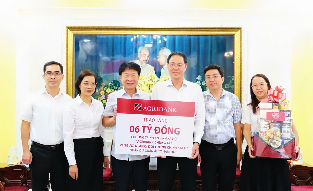 Đồng ch&iacute; Phạm Trung Ki&ecirc;n, Ph&oacute; trưởng Văn ph&ograve;ng Đại diện Agribank khu vực miền Nam (b&ecirc;n tr&aacute;i) trao biển tượng trưng tặng kinh ph&iacute; an sinh x&atilde; hội tr&ecirc;n địa b&agrave;n TP. Hồ Ch&iacute; Minh nh&acirc;n dịp Tết Ất Tỵ 2025 - Ảnh: Agribank
