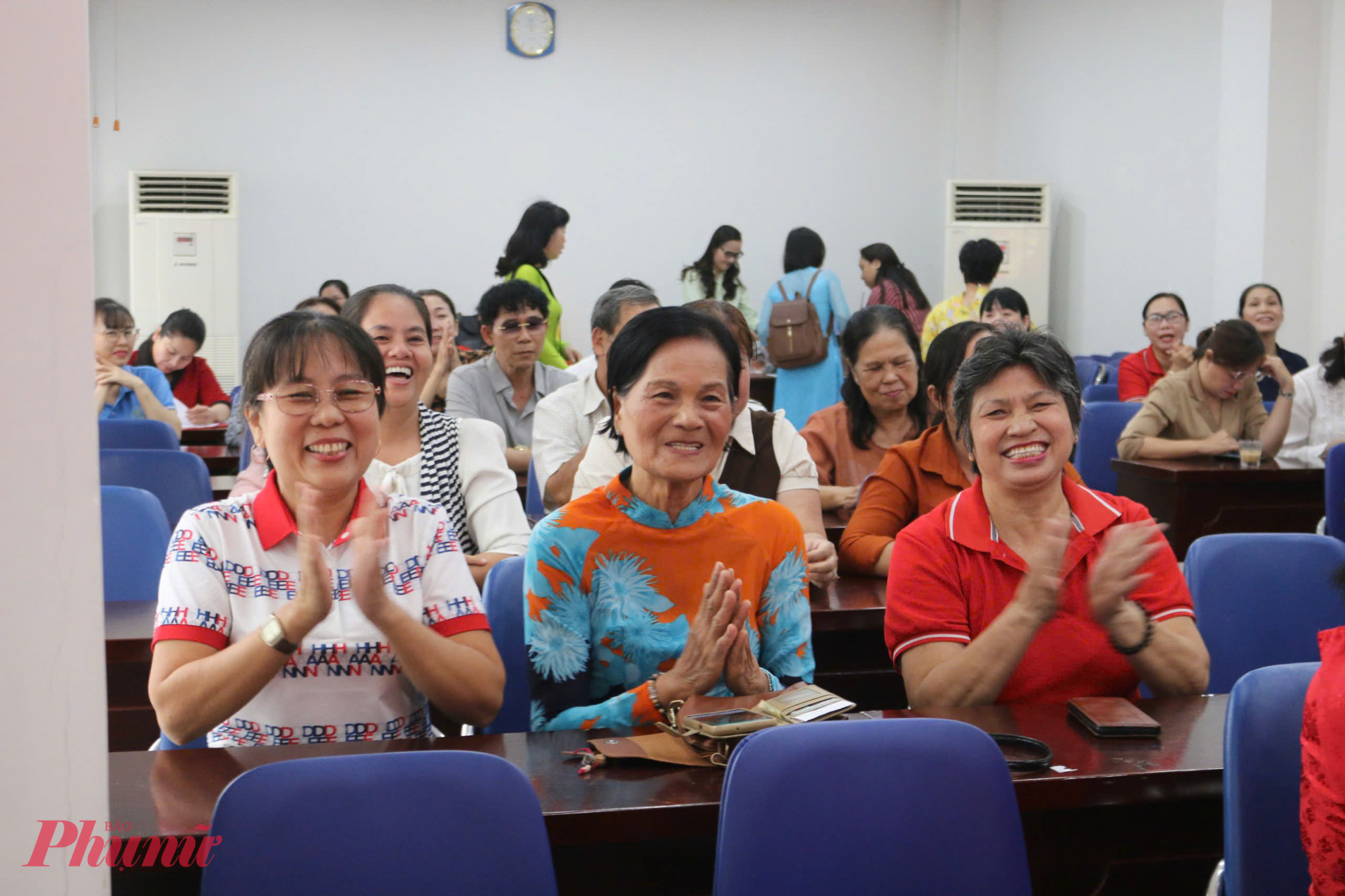 C&aacute;c gia đ&igrave;nh Việt h&agrave;o hứng tham gia chương tr&igrave;nh họp mặt 