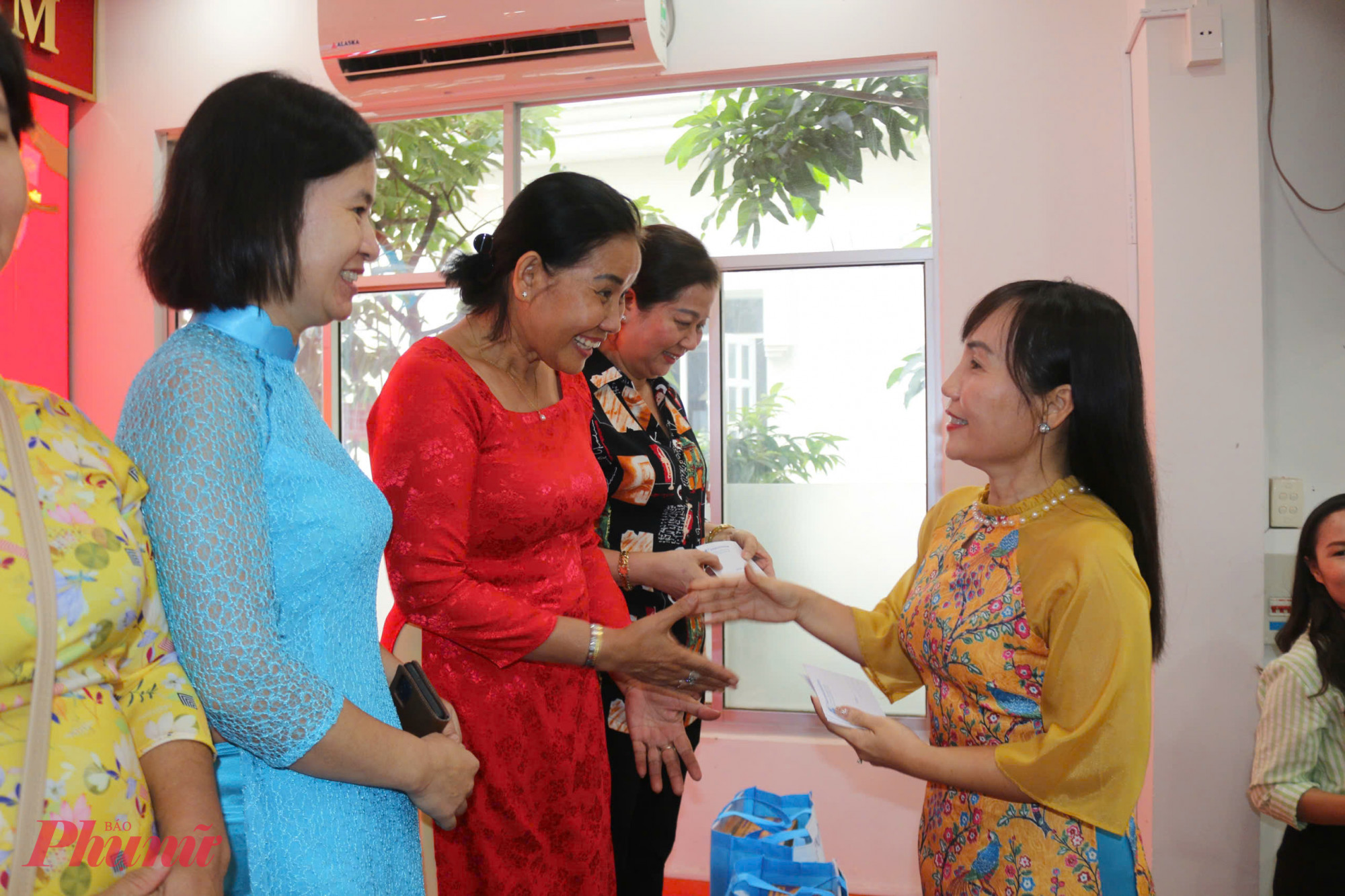 Ph&oacute; chủ tịch Thường trực Hội LHPN TPHCM Trịnh Thị Thanh - trao qu&agrave; tết đến c&aacute;c gia đ&igrave;nh Việt