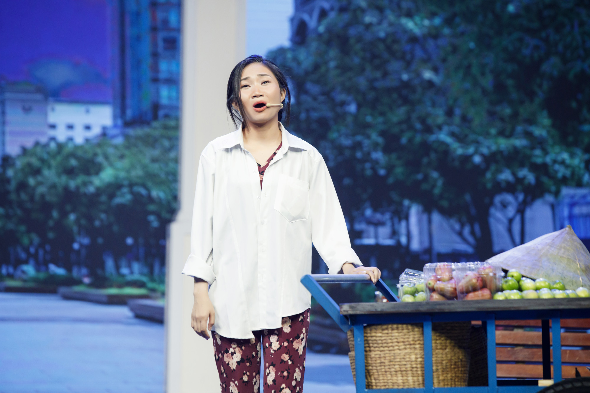 Mỹ Lệ trong tiết mục Lối v&agrave;o đời thi chung kết Học viện Cải lương