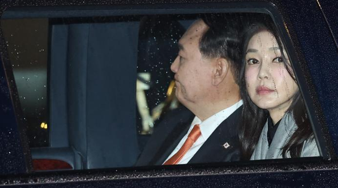 Đệ nhất phu nh&acirc;n Kim Keon Hee, b&ecirc;n tr&aacute;i, đi xe c&ugrave;ng Tổng thống Yoon Suk Yeol trong chuyến thăm cấp nh&agrave; nước tới H&agrave; Lan theo lời mời của Quốc vương H&agrave; Lan Willem-Alexander, ng&agrave;y 12 th&aacute;ng 12 năm 2023. Yonhap