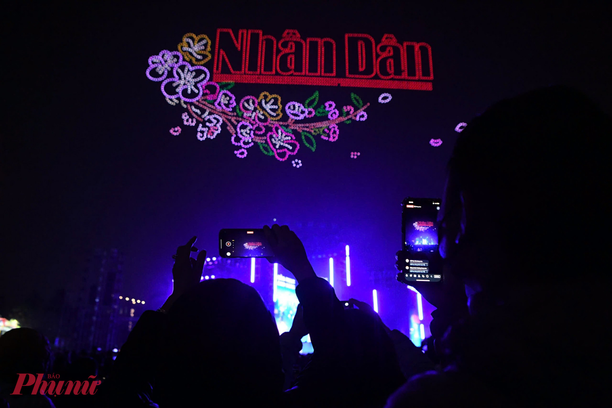 Chương tr&igrave;nh H&ograve;a nhạc &aacute;nh s&aacute;ng - Ch&agrave;o năm mới 2025 thu h&uacute;t h&agrave;ng ngh&igrave;n người theo d&otilde;i trực tiếp v&agrave; qua c&aacute;c phương tiện truyền th&ocirc;ng, mạng x&atilde; hội. H&ograve;a nhạc &aacute;nh s&aacute;ng - Ch&agrave;o năm mới 2025 l&agrave; sự kiện nghệ thuật được đầu tư c&ocirc;ng phu, kết hợp giữa c&ocirc;ng nghệ &aacute;nh s&aacute;ng hiện đại v&agrave; di sản &acirc;m nhạc truyền thống, được tổ chức tại kh&ocirc;ng gian văn h&oacute;a đặc biệt Hồ T&acirc;y. Đ&acirc;y l&agrave; sự kiện mở m&agrave;n Lễ hội &aacute;nh s&aacute;ng Quốc tế H&agrave; Nội (Hanoi International Light Festival 2025) v&agrave; được kỳ vọng sẽ trở th&agrave;nh sự kiện thường ni&ecirc;n được c&ocirc;ng ch&uacute;ng chờ đ&oacute;n. Chương tr&igrave;nh mở cửa tự do, tạo điều kiện để tất cả mọi người d&acirc;n đều được thưởng thức v&agrave; h&ograve;a m&igrave;nh trong kh&ocirc;ng gian nghệ thuật ch&agrave;o đ&oacute;n Xu&acirc;n mới.