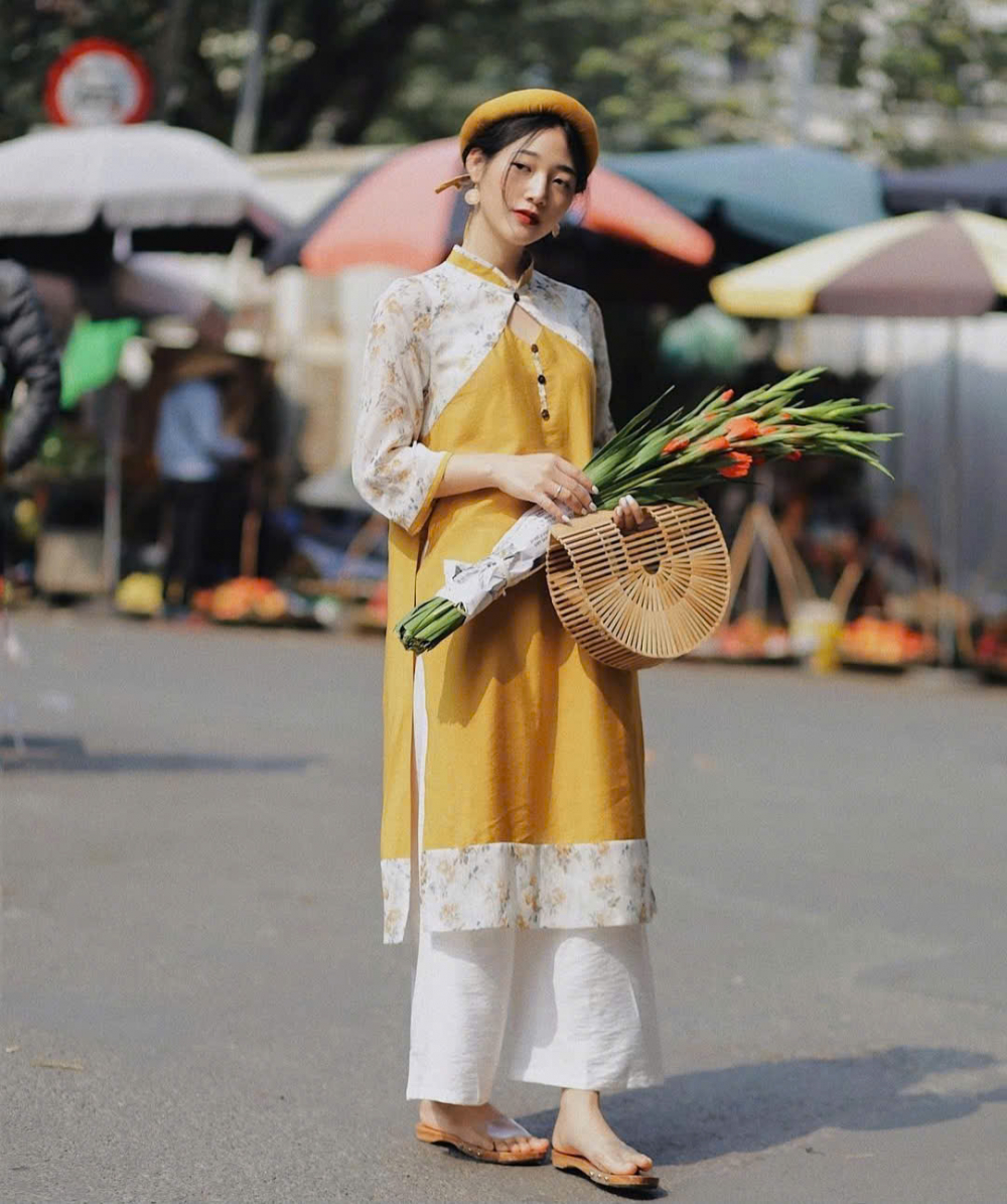 D&agrave;nh cho c&aacute;c c&ocirc; n&agrave;ng y&ecirc;u th&iacute;ch ho&agrave;i niệm, gi&agrave;y mules, đặc biệt với phần đế gỗ sẽ t&aacute;i hiện cảm gi&aacute;c d&acirc;n gian trong một kh&ocirc;ng kh&iacute; đương đại tr&agrave;n ngập sắc xu&acirc;n. Nếu đ&atilde; sắm cho m&igrave;nh một thiết kế &aacute;o d&agrave;i hiện đại, bạn c&oacute; th&ecirc;m nhiều lựa chọn hơn với chất liệu da, sequins, nhung, hay thậm ch&iacute; l&agrave; quai nhựa trong suốt. 
