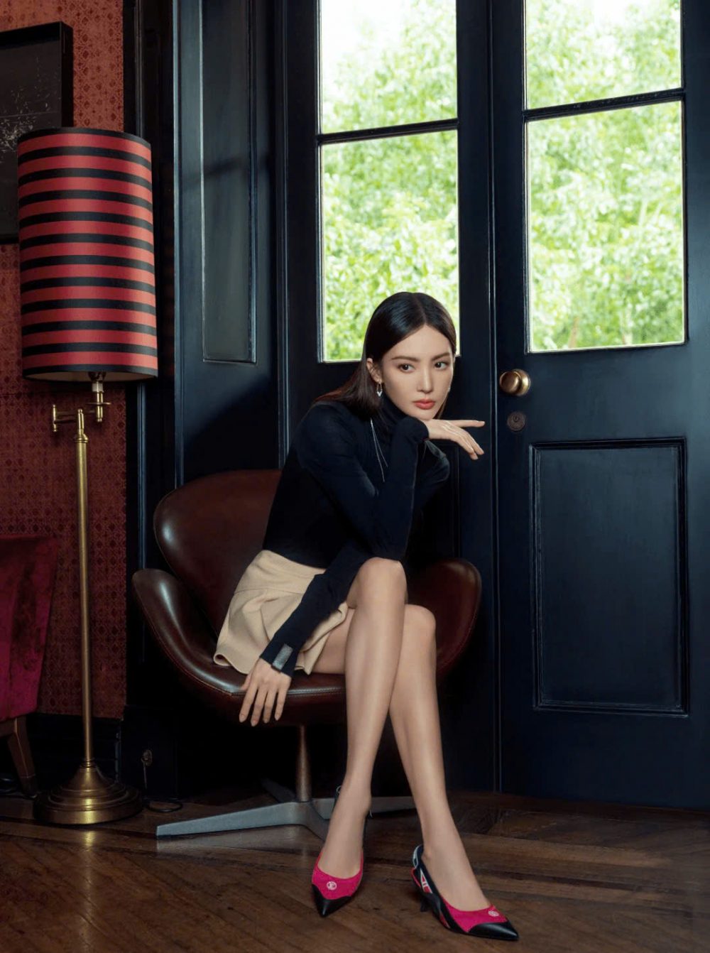 L&agrave; biểu tượng kinh điển của phong c&aacute;ch thập ni&ecirc;n 80, gi&agrave;y slingback sẽ đưa bản phối &aacute;o d&agrave;i h&ograve;a v&agrave;o những nhịp điệu thời trang cuốn h&uacute;t tr&ecirc;n nền nhạc của cả qu&aacute; khứ v&agrave; hiện đại. Chiếm trọn vẻ đẹp s&agrave;nh điệu từ đ&ocirc;i cao g&oacute;t cổ điển c&ugrave;ng n&eacute;t đẹp kho&aacute;ng đạt của gi&agrave;y mules, những đ&ocirc;i slingback l&agrave; một &yacute; tưởng đủ cool, cũng đủ duy&ecirc;n d&aacute;ng để s&aacute;nh b&ecirc;n bộ trang phục truyền thống.