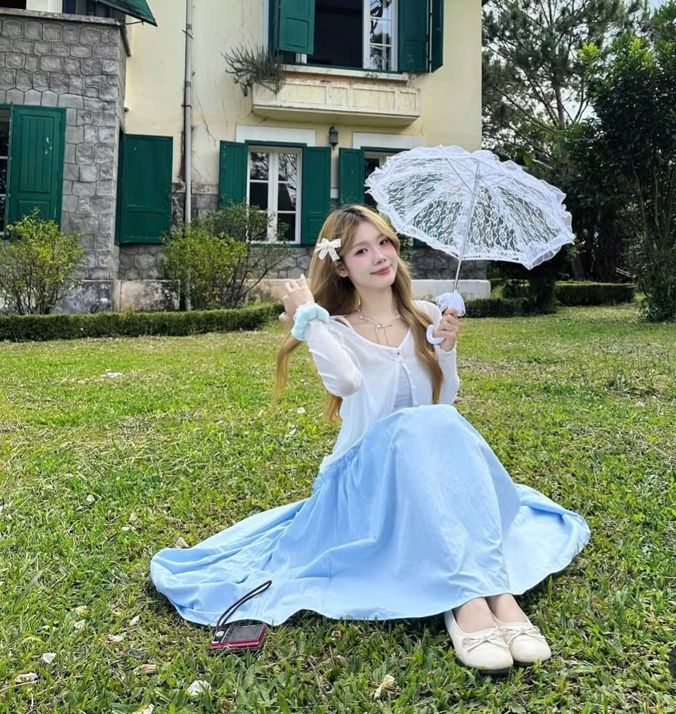 Với vẻ đẹp dịu d&agrave;ng v&agrave; nữ t&iacute;nh vốn c&oacute;, b&uacute;p b&ecirc; ch&iacute;nh l&agrave; đ&ocirc;i gi&agrave;y thất lạc của những n&agrave;ng thơ trong chuyến du xu&acirc;n ngập tr&agrave;n &yacute; vị. Bản phối &aacute;o d&agrave;i thướt tha c&ugrave;ng những đ&ocirc;i gi&agrave;y đế bệt, gi&agrave;y ballet sẽ mang lại cảm gi&aacute;c mềm mại cho c&aacute;c c&ocirc; n&agrave;ng y&ecirc;u th&iacute;ch phong c&aacute;ch nhẹ nh&agrave;ng, bay bổng. Thiết kế n&agrave;y cũng c&oacute; khả năng ứng biến linh động bởi d&ugrave; l&agrave; kiểu &aacute;o d&agrave;i n&agrave;o, đ&acirc;y sẽ lu&ocirc;n l&agrave; lựa chọn an to&agrave;n m&agrave; bạn c&oacute; thể nghĩ tới. 