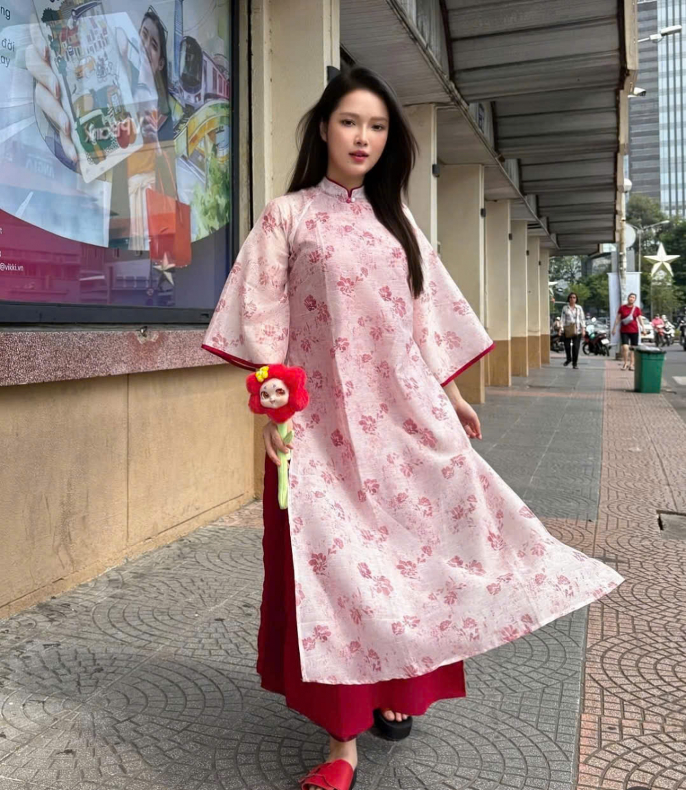 Phi&ecirc;u du theo l&agrave;n gi&oacute; nhẹ nh&agrave;ng của &aacute;o d&agrave;i đằm thắm, đ&ocirc;i gi&agrave;y sandals mang hơi thở đương thời sẽ ho&agrave;n thiện cho vẻ ngo&agrave;i s&agrave;nh điệu trong kh&ocirc;ng kh&iacute; ng&agrave;y xu&acirc;n của hội t&iacute;n đồ. Sang chảnh hơn, chi tiết đ&iacute;nh đ&aacute; hay ngọc trai sẽ gi&uacute;p bạn tỏa s&aacute;ng lấp l&aacute;nh trong từng bước đi.