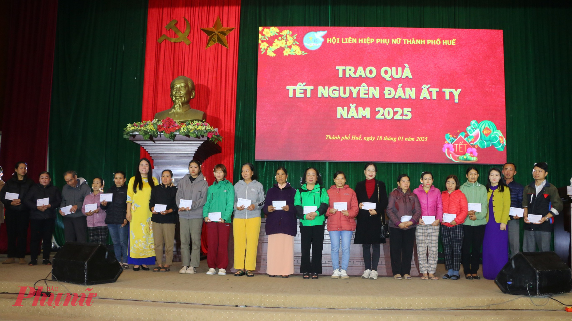 L&atilde;nh đạo Hội LHPN TP Huế tặng qu&agrave; tết cho c&aacute;c hội vi&ecirc;n c&oacute; ho&agrave;n cảnh kh&oacute; khăn tr&ecirc;n địa b&agrave;n TP Huế