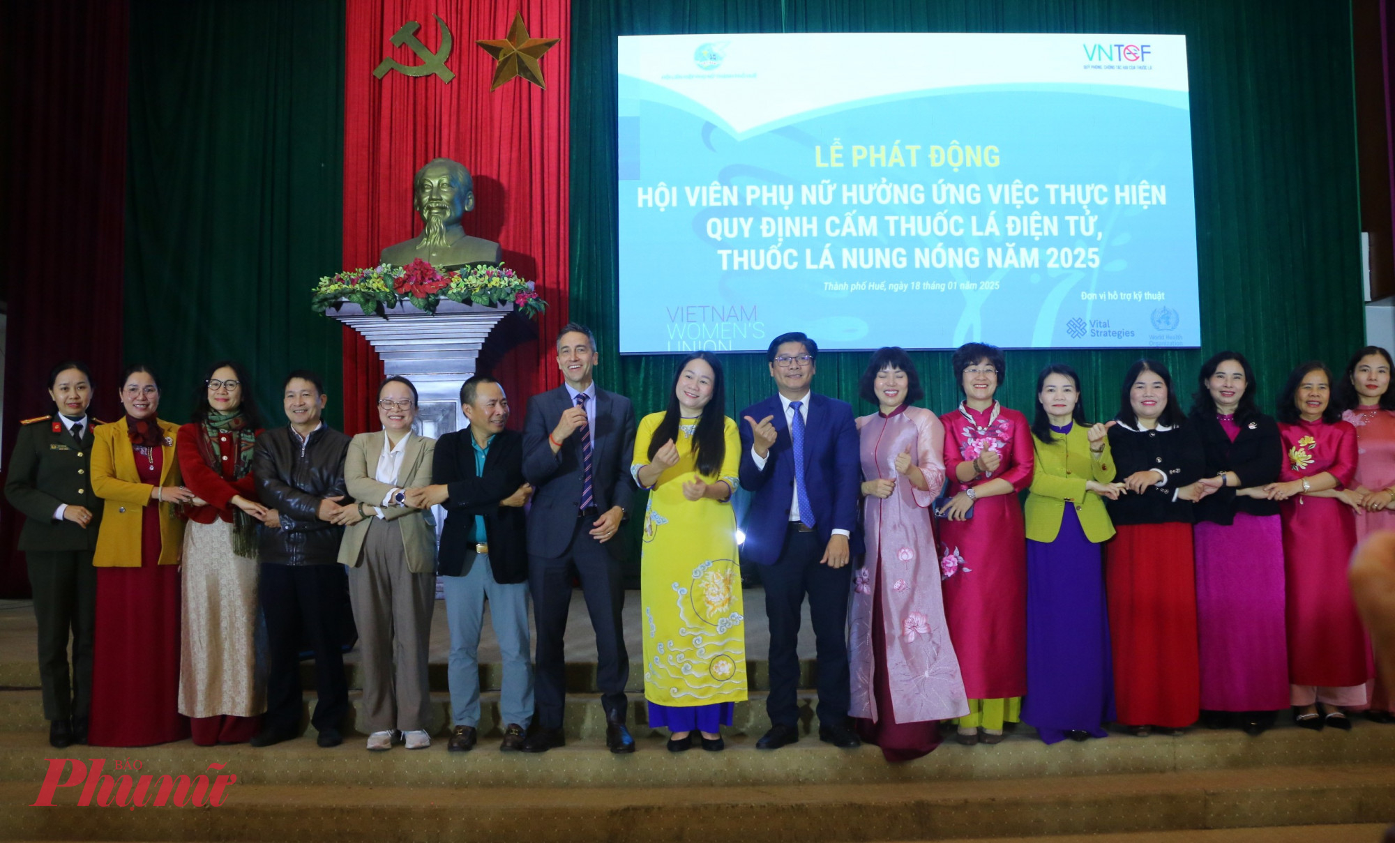 C&aacute;c đại biểu bắt tay khẳng định cam kết c&ugrave;ng nhau thực hiện nghi&ecirc;m t&uacute;c quy định cấm thuốc l&aacute; điện tử