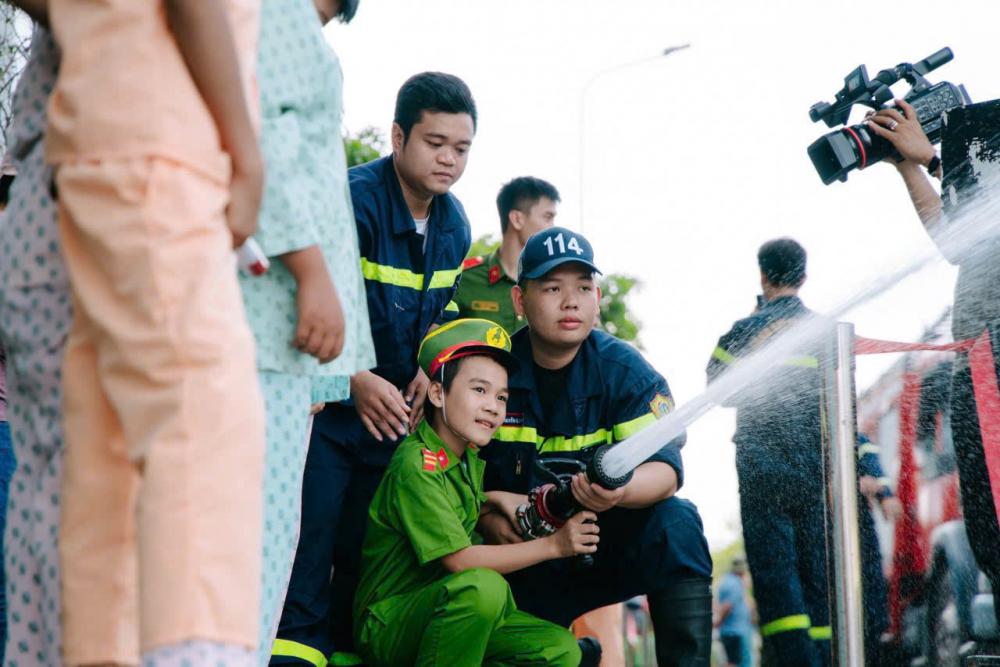 Bệnh nhi ở TP Thủ Đức thử l&agrave;m CSGT v&agrave; chiến sĩ &ldquo;chống giặc lửa