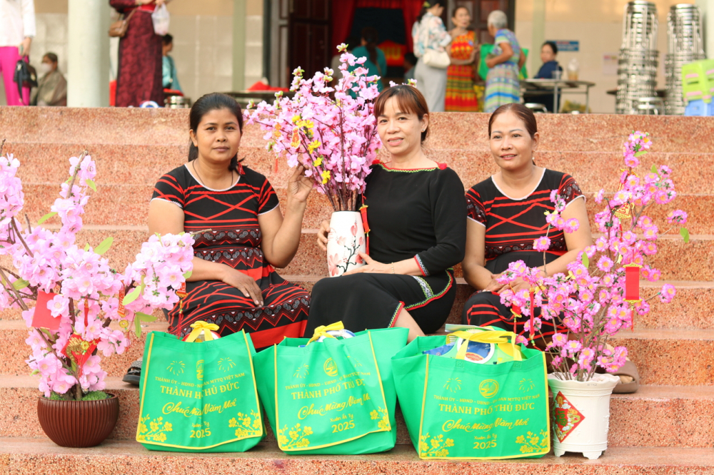 Chị Thạch Thị B&iacute;ch Hồng (b&igrave;a tr&aacute;i) v&agrave; c&aacute;c chị em rất vui khi được tặng qu&agrave;