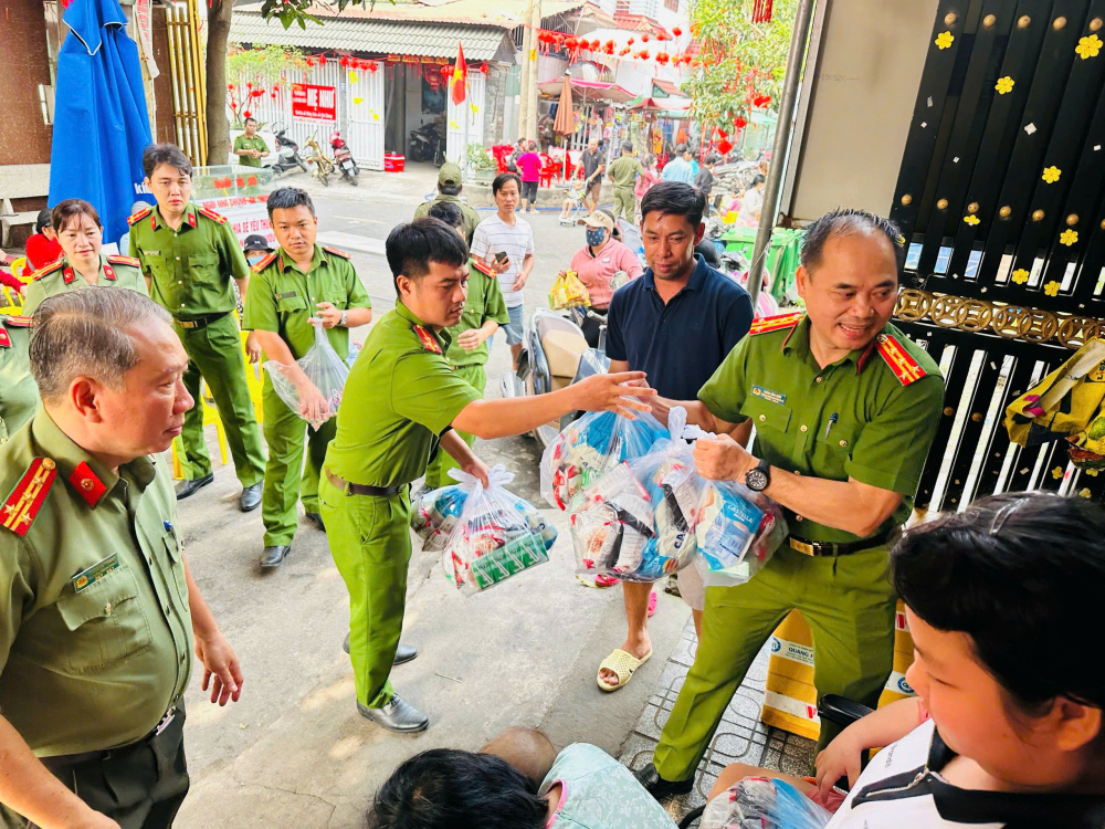 C&ocirc;ng an TP Thủ Đức (TPHCM) đ&atilde; đến thăm, ch&uacute;c tết v&agrave; tặng qu&agrave; cho h&agrave;ng trăm bệnh nhi ở Bệnh viện Ung bướu TPHCM