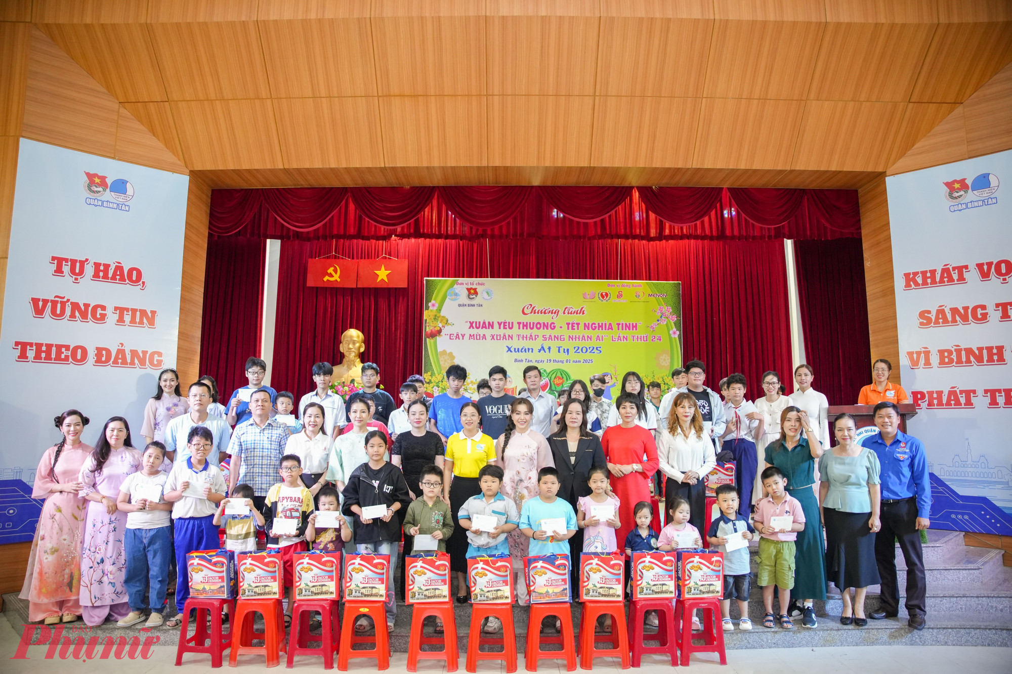 Ngay khi th&agrave;nh lập, c&aacute;c th&agrave;nh vi&ecirc;n CLB Mẹ đỡ đầu đ&atilde; ủng hộ chương tr&igrave;nh trao tặng qu&agrave; tết Ất Tỵ cho 209 trẻ em mồ c&ocirc;i, trẻ khuyết tật v&agrave; 200 phụ nữ c&oacute; ho&agrave;n cảnh kh&oacute; khăn do Hội LHPN quận B&igrave;nh T&acirc;n phối hợp c&aacute;c đơn vị tổ chức ng&agrave;y 19/1. 