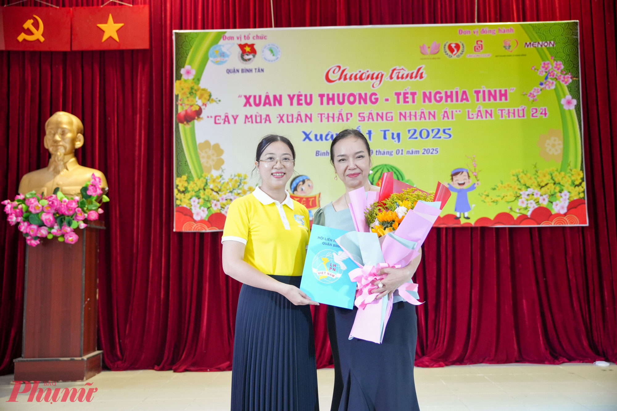 B&agrave; Huỳnh Đặng H&agrave; Tuy&ecirc;n (b&igrave;a tr&aacute;i) &ndash; Chủ tịch Hội LHPN quận B&igrave;nh T&acirc;n, TPHCM &ndash; trao quyết định th&agrave;nh lập cho chủ nhiệm CLB Mẹ đỡ đầu &ndash; Th.S Trần Thị Thao Giang. 