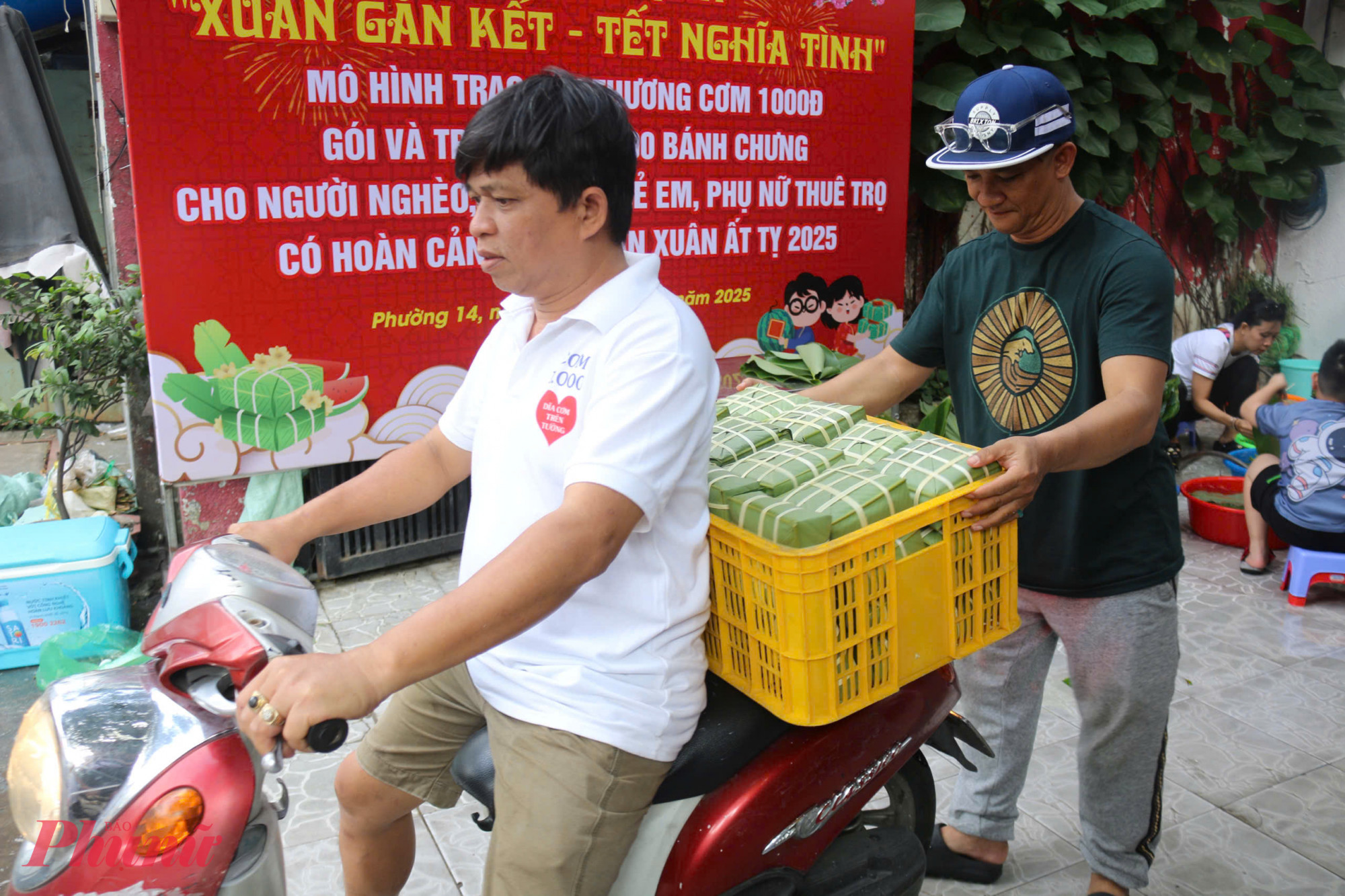 &Ocirc;ng Vũ Quang Thức ( ph&iacute;a trước) lần lượt chở b&aacute;nh về bếp nấu