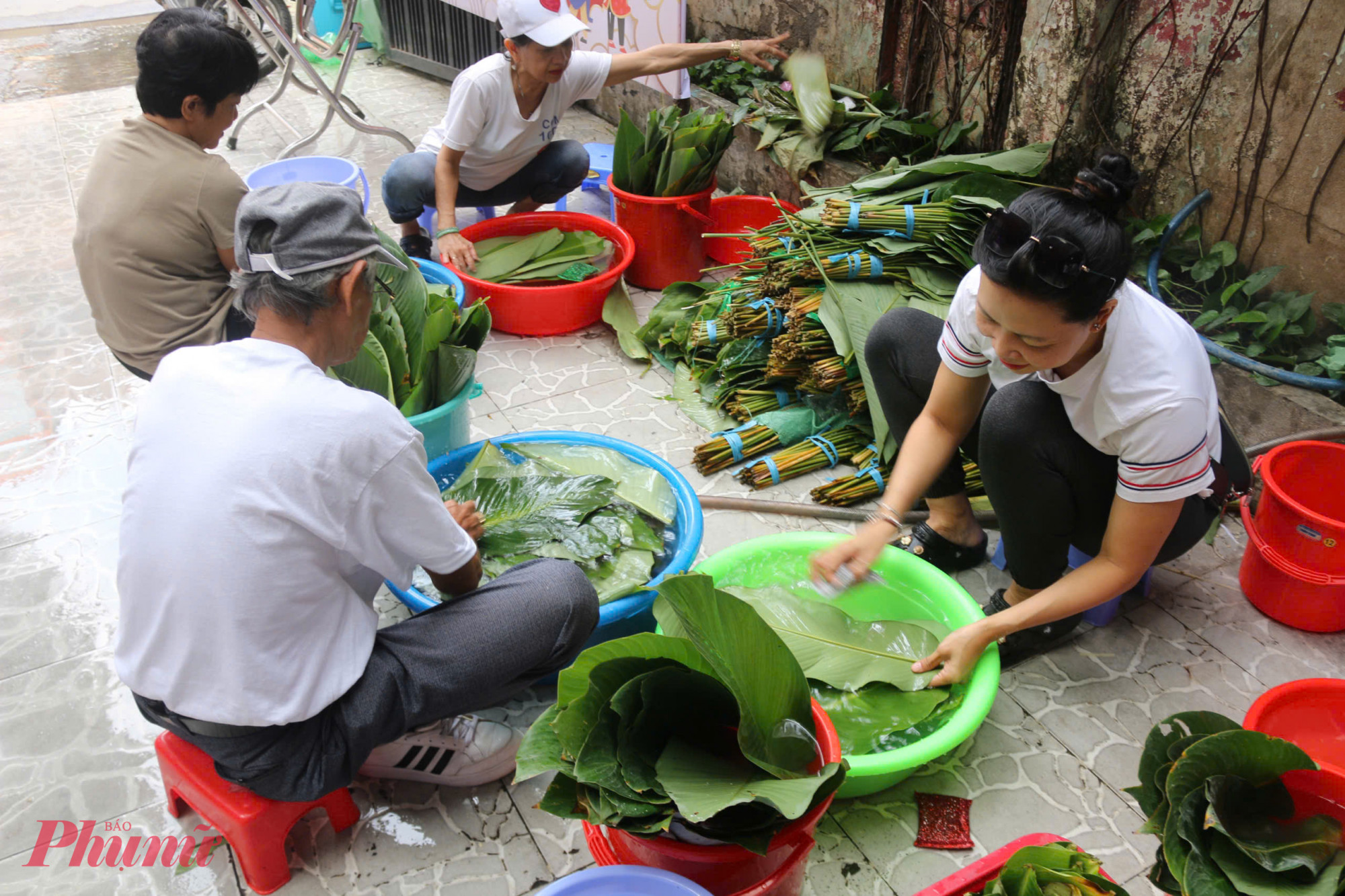 Kh&ocirc;ng kh&iacute; tại căn bếp của nh&oacute;m Cơm 1.000 đồng lu&ocirc;n rộn r&agrave;ng v&agrave; ấm &aacute;p. Suốt 4 ng&agrave;y li&ecirc;n tục, từ 16/1 đến 19/1