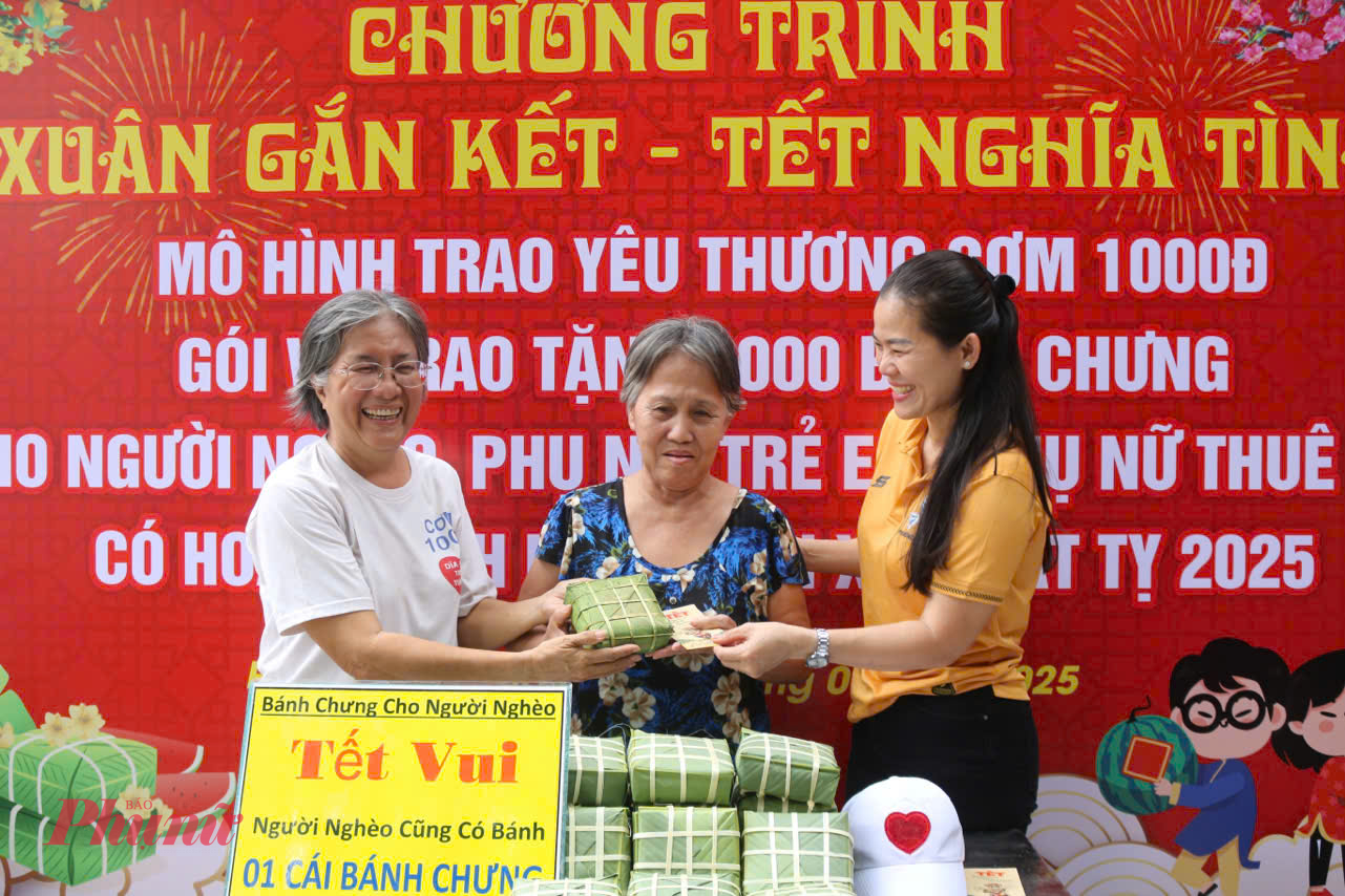 B&agrave; Trần Thị Thanh Thủy - Chủ tịch Hội LHPN phường 14 - b&agrave;y tỏ: 1.000 chiếc b&aacute;nh chưng kh&ocirc;ng chỉ l&agrave; m&oacute;n qu&agrave; ng&agrave;y Tết, m&agrave; c&ograve;n l&agrave; biểu tượng của t&igrave;nh y&ecirc;u thương v&agrave; sự đo&agrave;n kết. Nhờ những nỗ lực kh&ocirc;ng ngừng nghỉ của &ocirc;ng Vũ Quang Thức v&agrave; nh&oacute;m Cơm 1.000 đồng, những chiếc b&aacute;nh chưng nghĩa t&igrave;nh n&agrave;y sẽ đến tay nhiều gia đ&igrave;nh kh&oacute; khăn, mang theo hương vị Tết đong đầy y&ecirc;u thương.