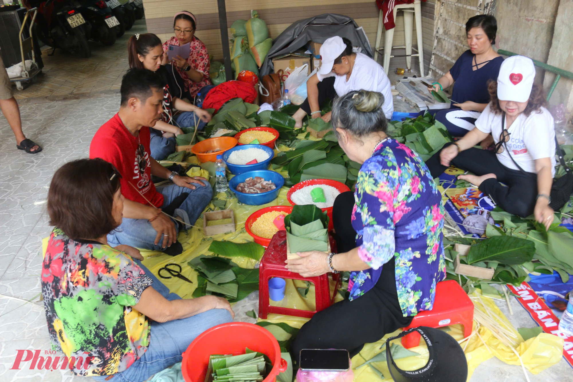 Đ&ocirc;ng đảo t&igrave;nh nguyện vi&ecirc;n đến tham gia g&oacute;i b&aacute;nh chưng tại phường 14