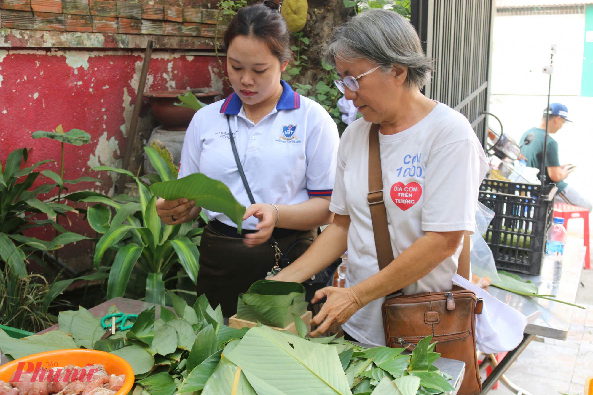  B&agrave; L&ecirc; Thị Ngọc Thủy hướng dẫn c&aacute;c bạn sinh vi&ecirc;n L&agrave;o g&oacute;i b&aacute;nh chưng