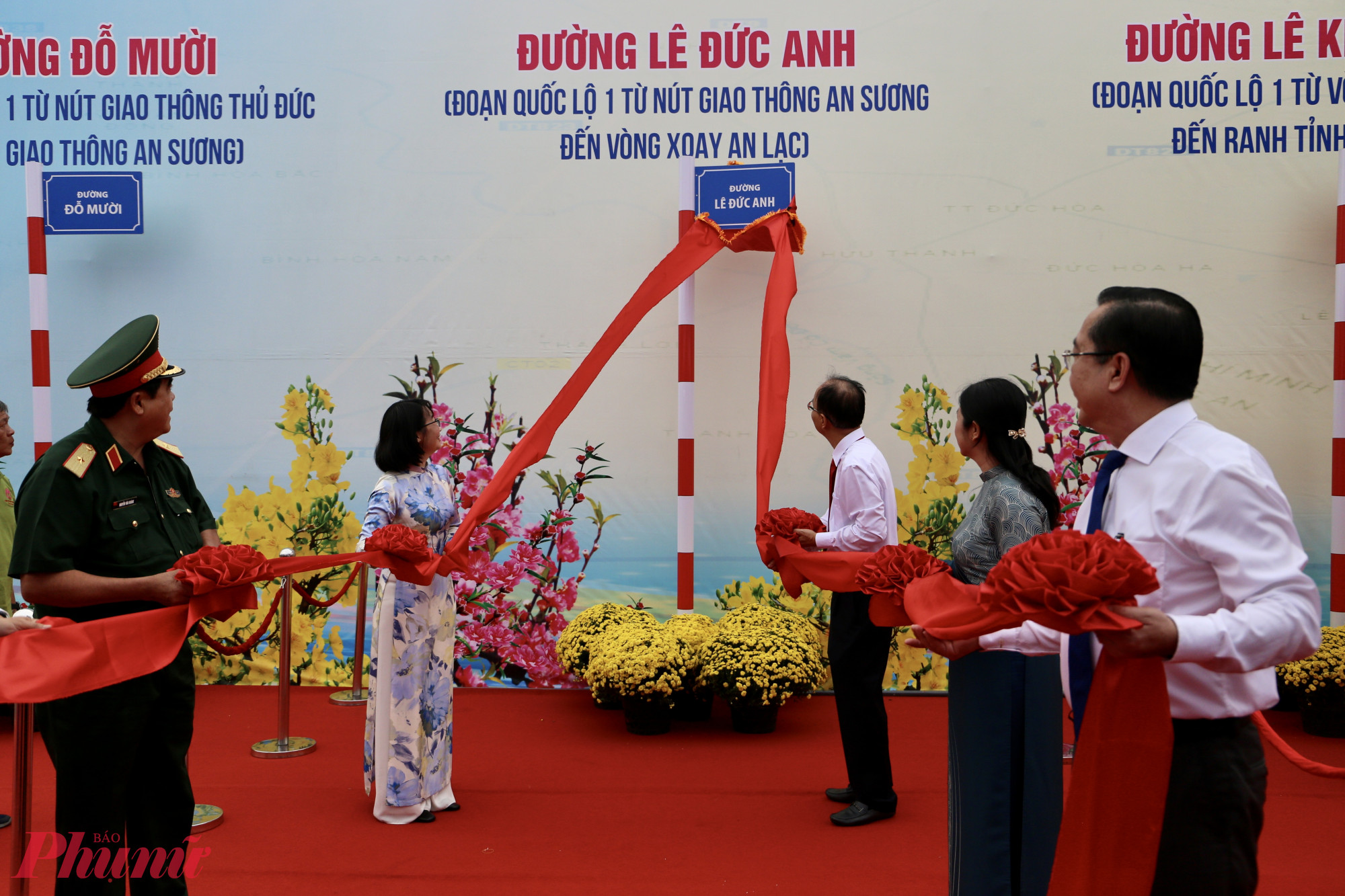 C&aacute;c đại biểu thực hiện nghi thức đặt t&ecirc;n đường L&ecirc; Đức Anh - Ảnh: Thanh T&acirc;m