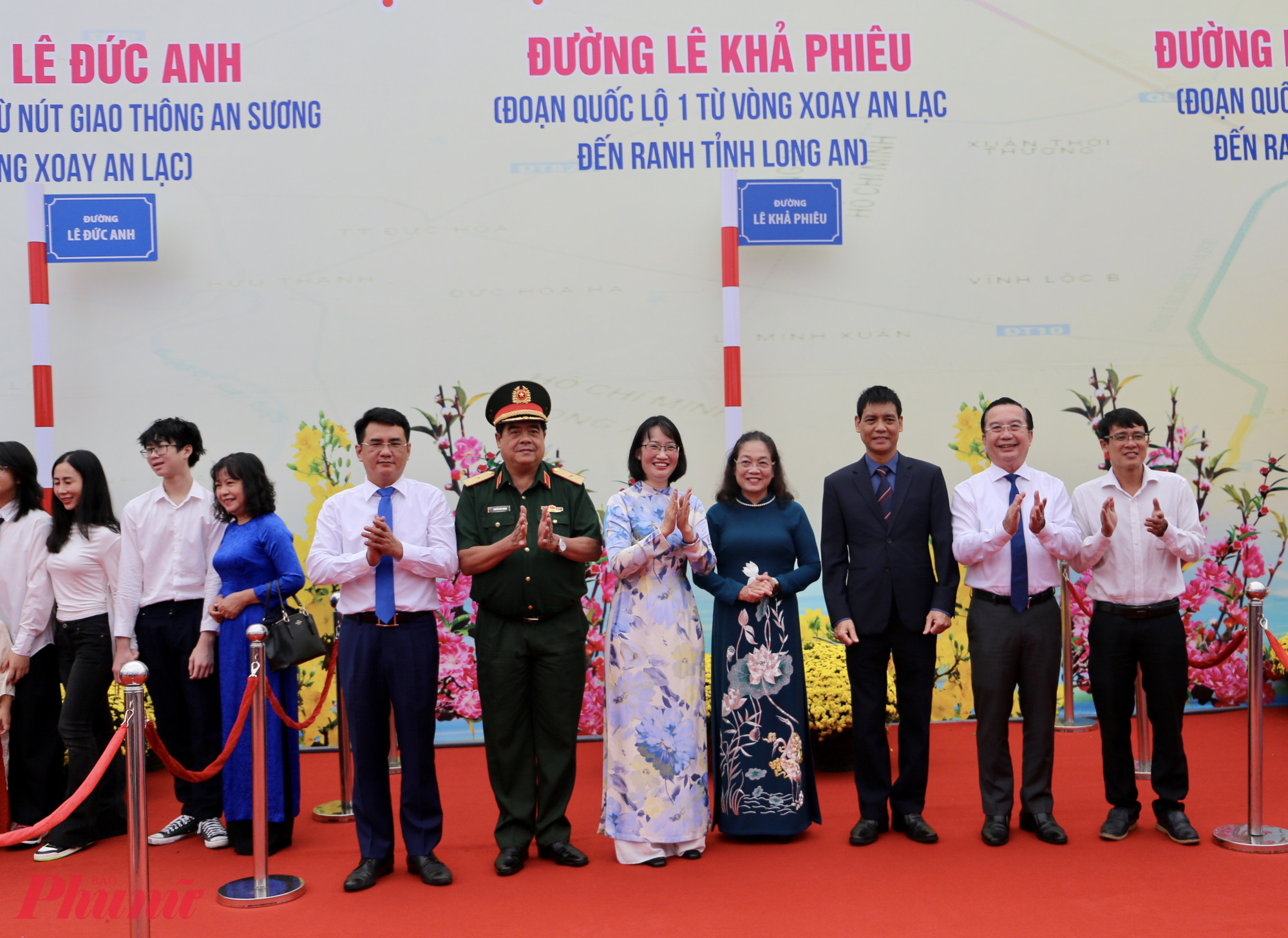 L&atilde;nh đạo, đại biểu c&ugrave;ng chụp chung tấm h&igrave;nh kỷ niệm dưới bảng t&acirc;n đường mang t&ecirc;n L&ecirc; Khả Phi&ecirc;u - Ảnh: Thanh T&acirc;m