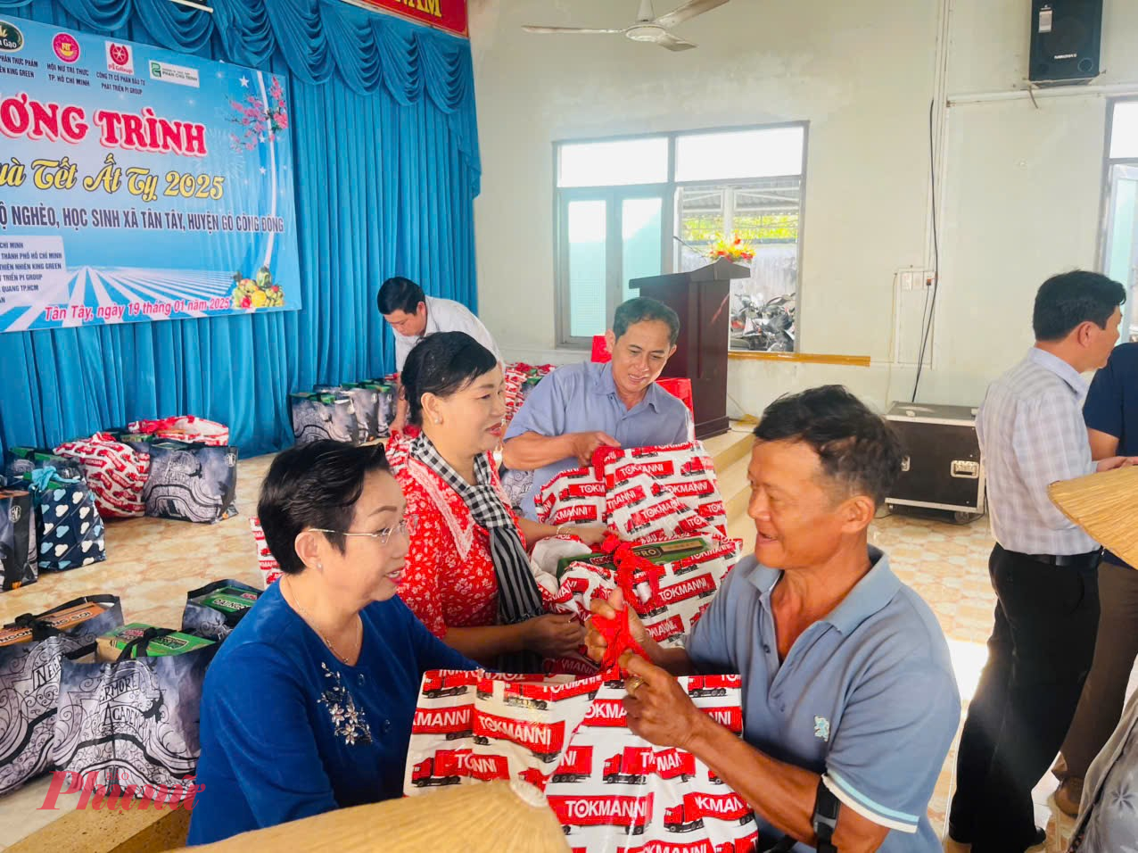 b&agrave; Trương Thị Hiền - Chủ tịch Hội Nữ tr&iacute; thức TPHCM v&agrave; b&agrave; Trần Thị Phương Hoa - Ph&oacute; Chủ tịch Hội LHPN TPHCM tặng qu&agrave; cho người d&acirc;n tại tỉnh Tiền Giang 