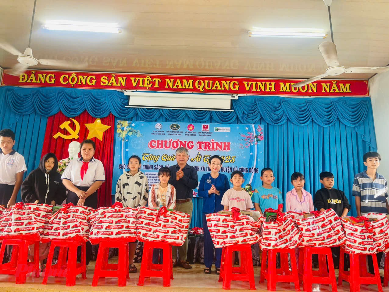 Hội Nữ tr&iacute; thức TPHCM tổ chức tặng qu&agrave; cho gia đ&igrave;nh ch&iacute;nh s&aacute;ch, người d&acirc;n kh&oacute; khăn tại tỉnh Tiền Giang 
