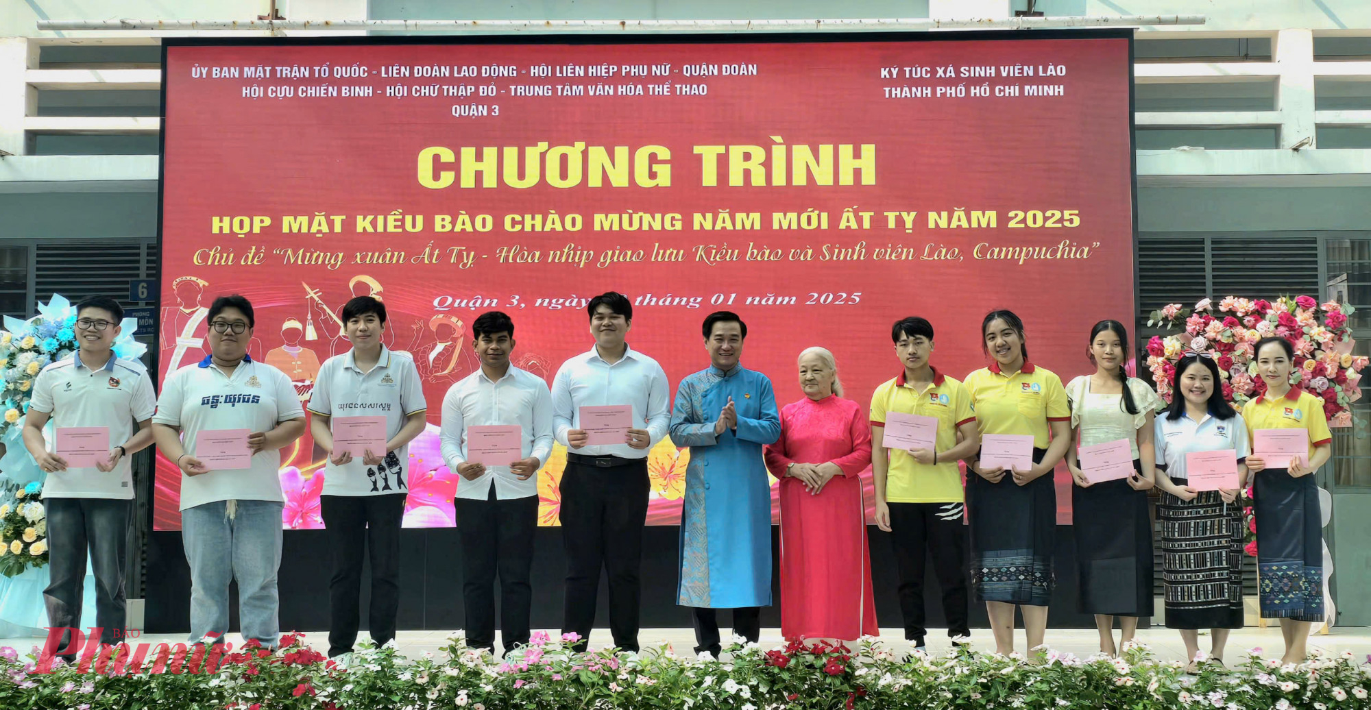 Đại diện c&aacute;c đơn vị, tổ kiều b&agrave;o hỗ trợ hỗ trợ kinh ph&iacute; học tập cho c&aacute;c bạn sinh vi&ecirc;n L&agrave;o, Campuchia