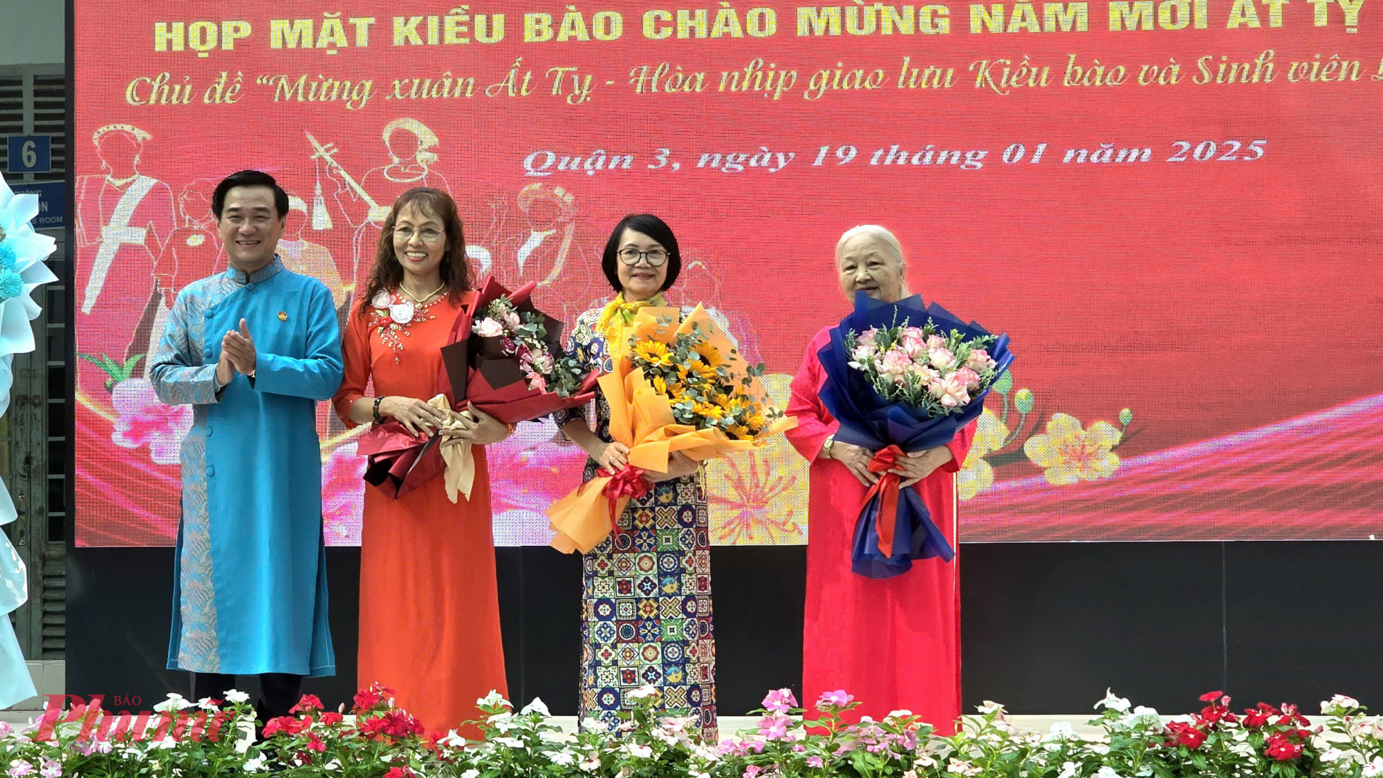 &ocirc;ng Huỳnh Gia Giang &ndash; UVTV -  Chủ tịch Ủy ban Mặt trận Tổ quốc Việt Nam Quận 3Đại tri &acirc;m tấm l&ograve;ng v&agrave;ng từ c&aacute;c mạnh thường qu&acirc;n l&agrave; kiều b&agrave;o đ&atilde; đồng h&agrave;nh c&ugrave;ng địa phương thực hiện c&ocirc;ng t&aacute;c an sinh x&atilde; hội, nhận nu&ocirc;i c&aacute;c bạn sinh vi&ecirc;n L&agrave;o