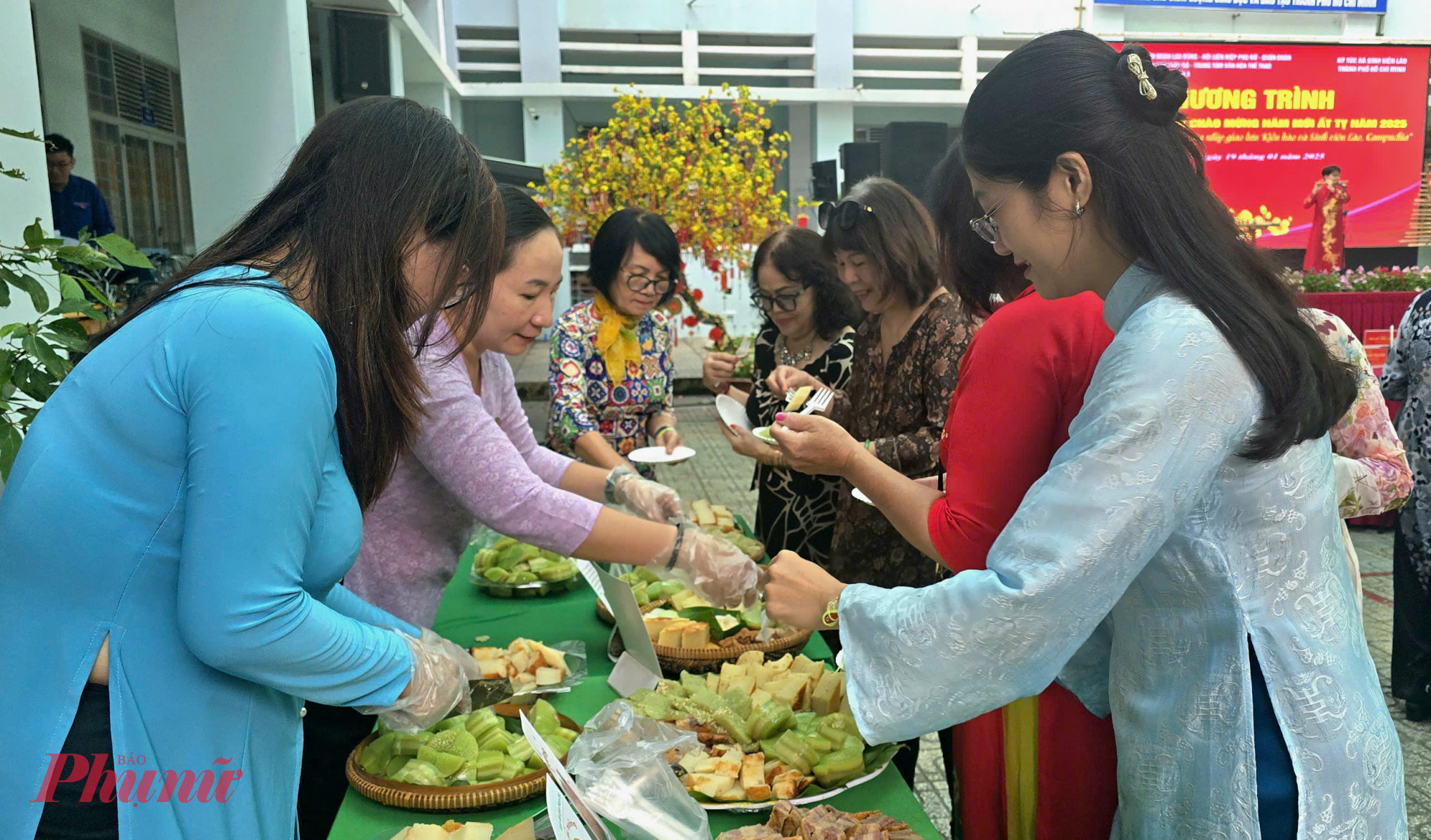 Gian h&agrave;ng b&aacute;nh d&acirc;n gian phục vụ đại biểu tham gia chương tr&igrave;nh họp mặt 