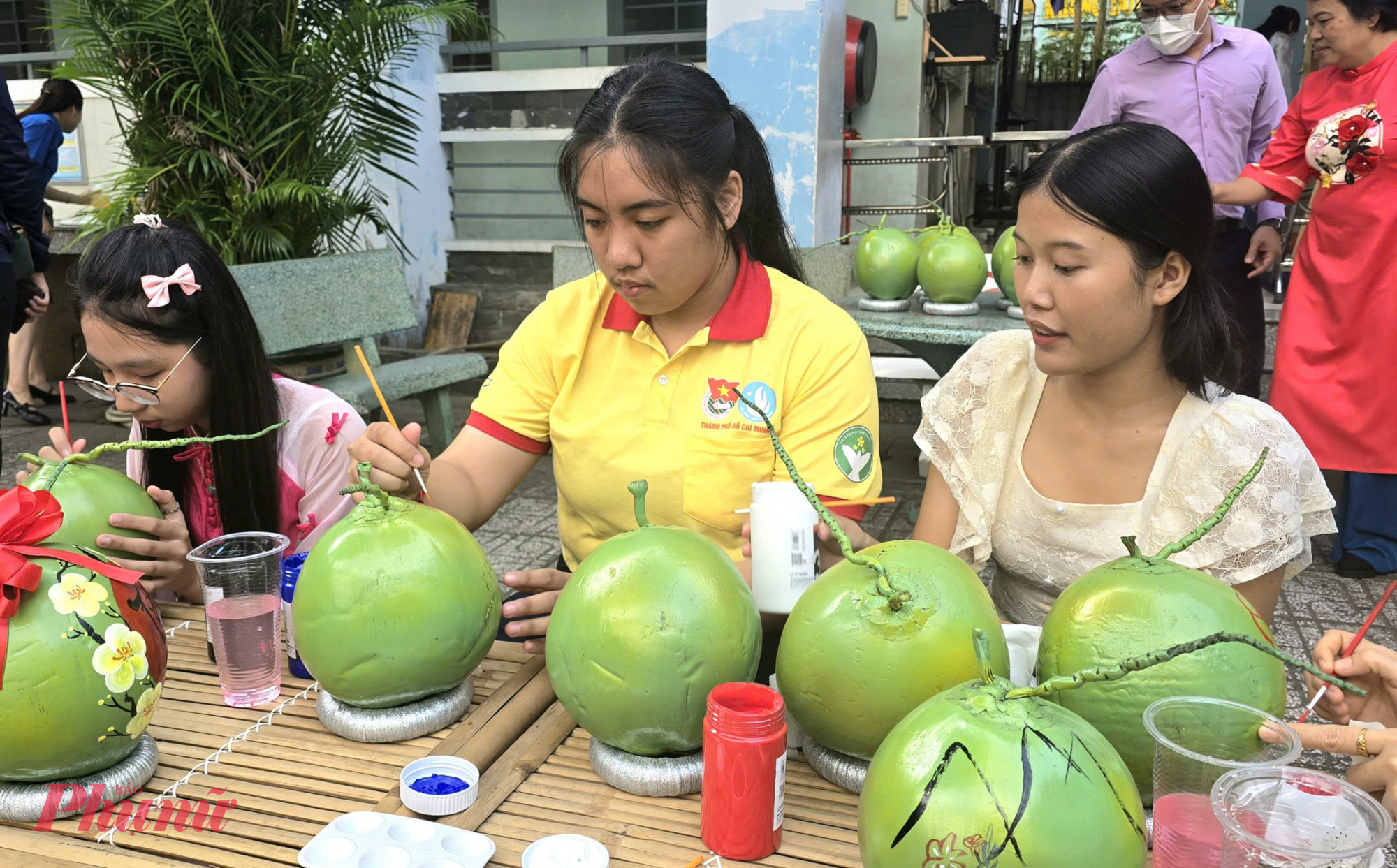 Khu vực vẽ trang tr&iacute; sản phẩm trang tr&iacute; ng&agrave;y tết 