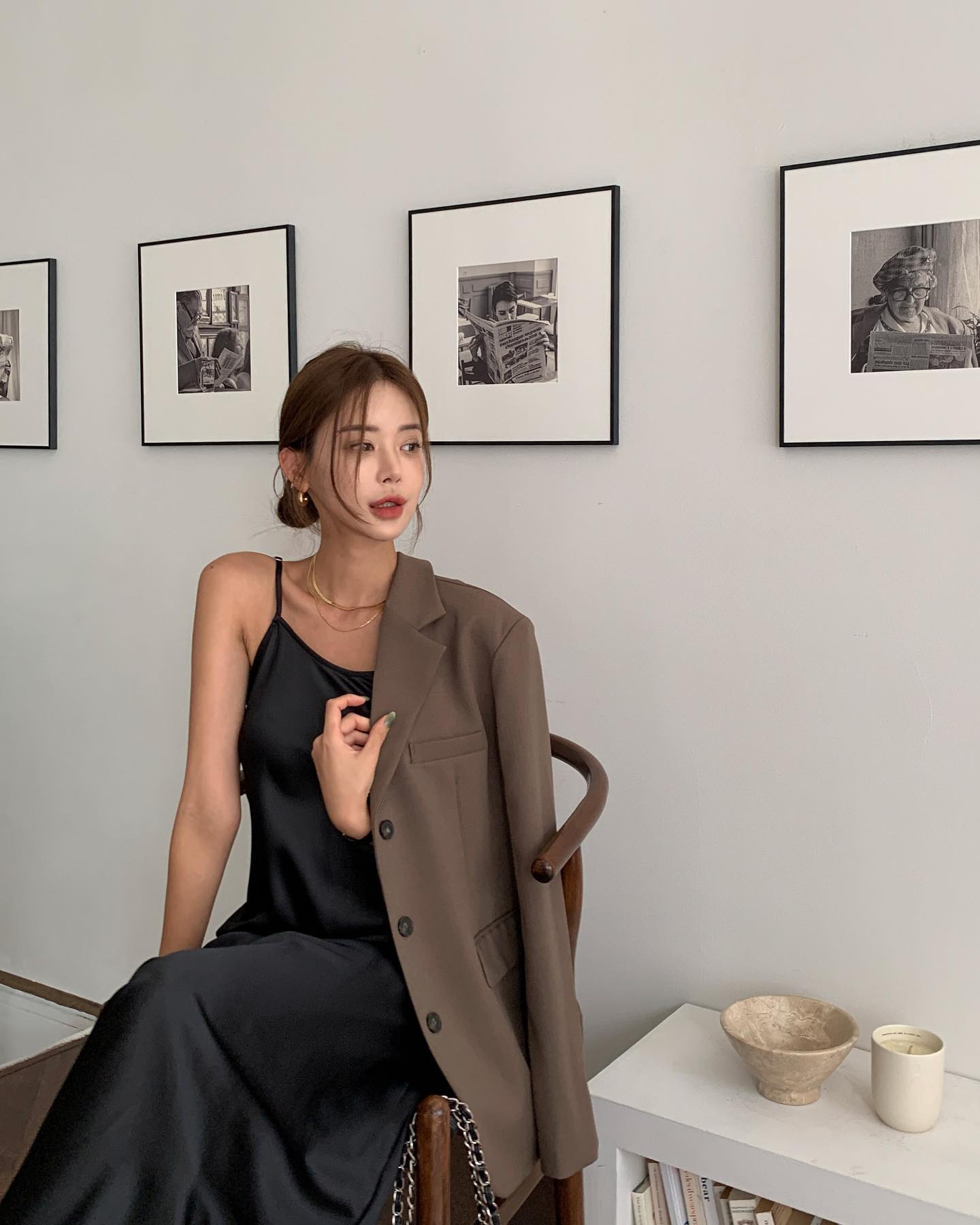 V&aacute;y hai d&acirc;y lụa v&agrave; blazer đều l&agrave; những m&oacute;n thời trang sang trọng, kh&ocirc;ng bao giờ lỗi mốt. Khi kết hợp hai m&oacute;n đồ n&agrave;y với nhau, chị em sẽ c&oacute; ngay bộ trang phục ưng mắt. Đừng qu&ecirc;n t&ocirc; điểm trang sức v&agrave;ng v&agrave; t&ocirc; son m&ocirc;i đỏ đậm, vẻ ngo&agrave;i sẽ th&ecirc;m phần nổi bật