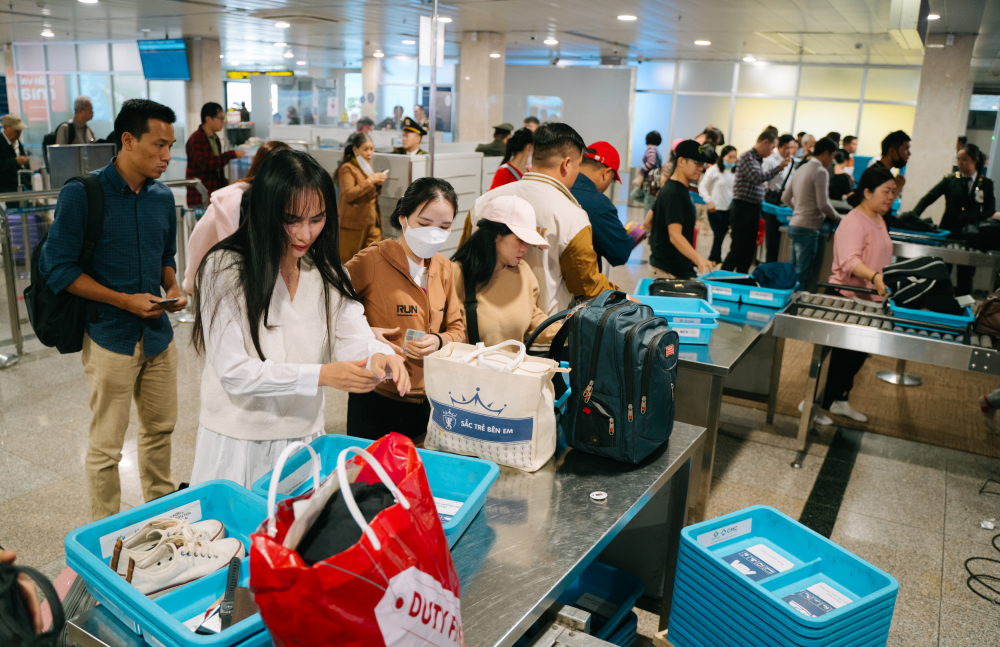 H&agrave;nh kh&aacute;ch thực hiện soi chiếu an ninh tr&ecirc;n c&aacute;c chuyến bay.