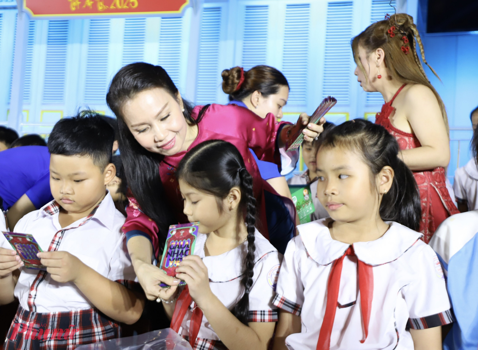 Cẩm Ly &acirc;n cần hỏi thăm c&aacute;c em nhỏ khi tặng bao l&igrave; x&igrave;