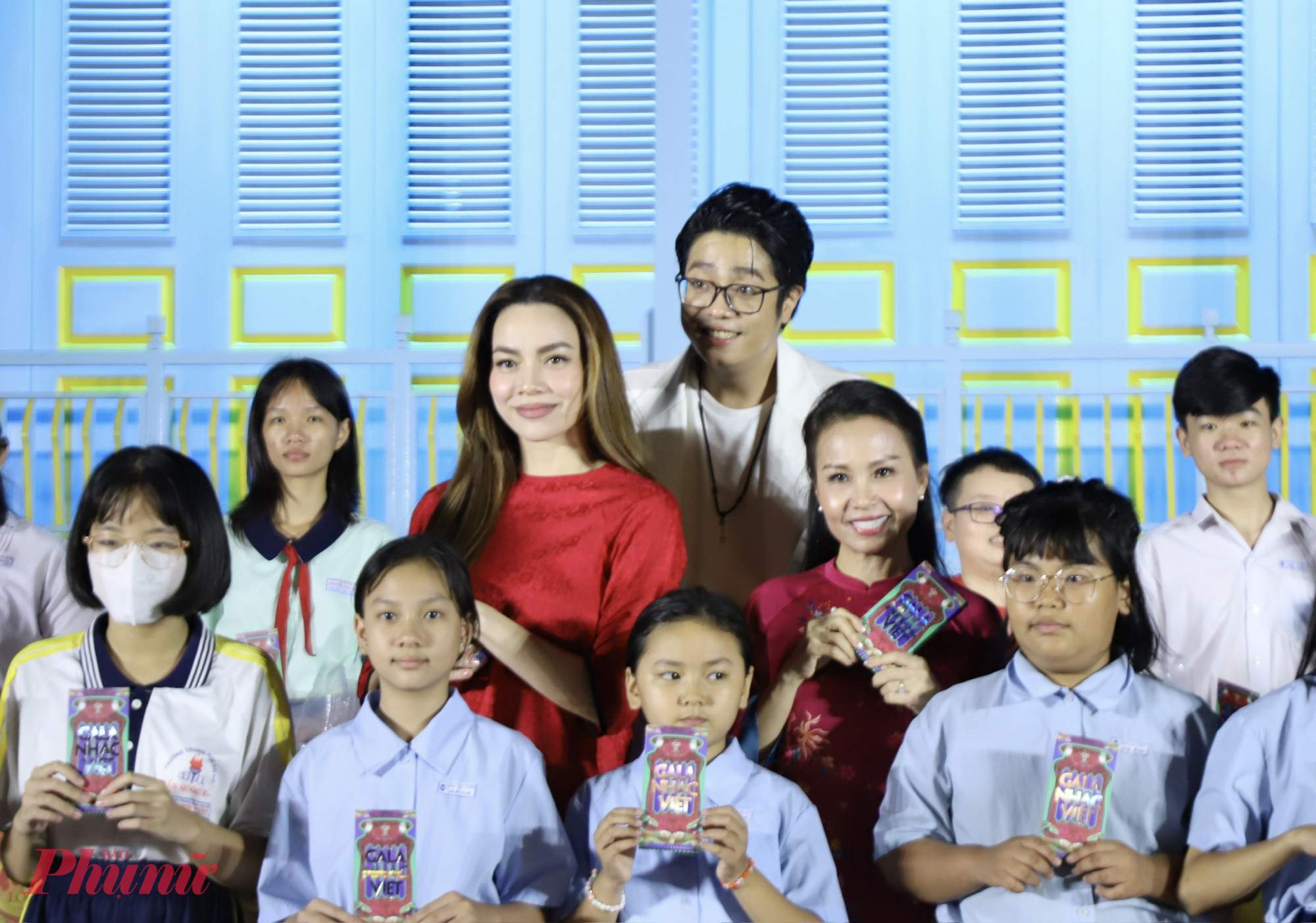 Ca sĩ Cẩm Ly, Hồ Ngọc H&agrave;, B&ugrave;i Anh Tuấn trao qu&agrave; cho c&aacute;c em học sinh