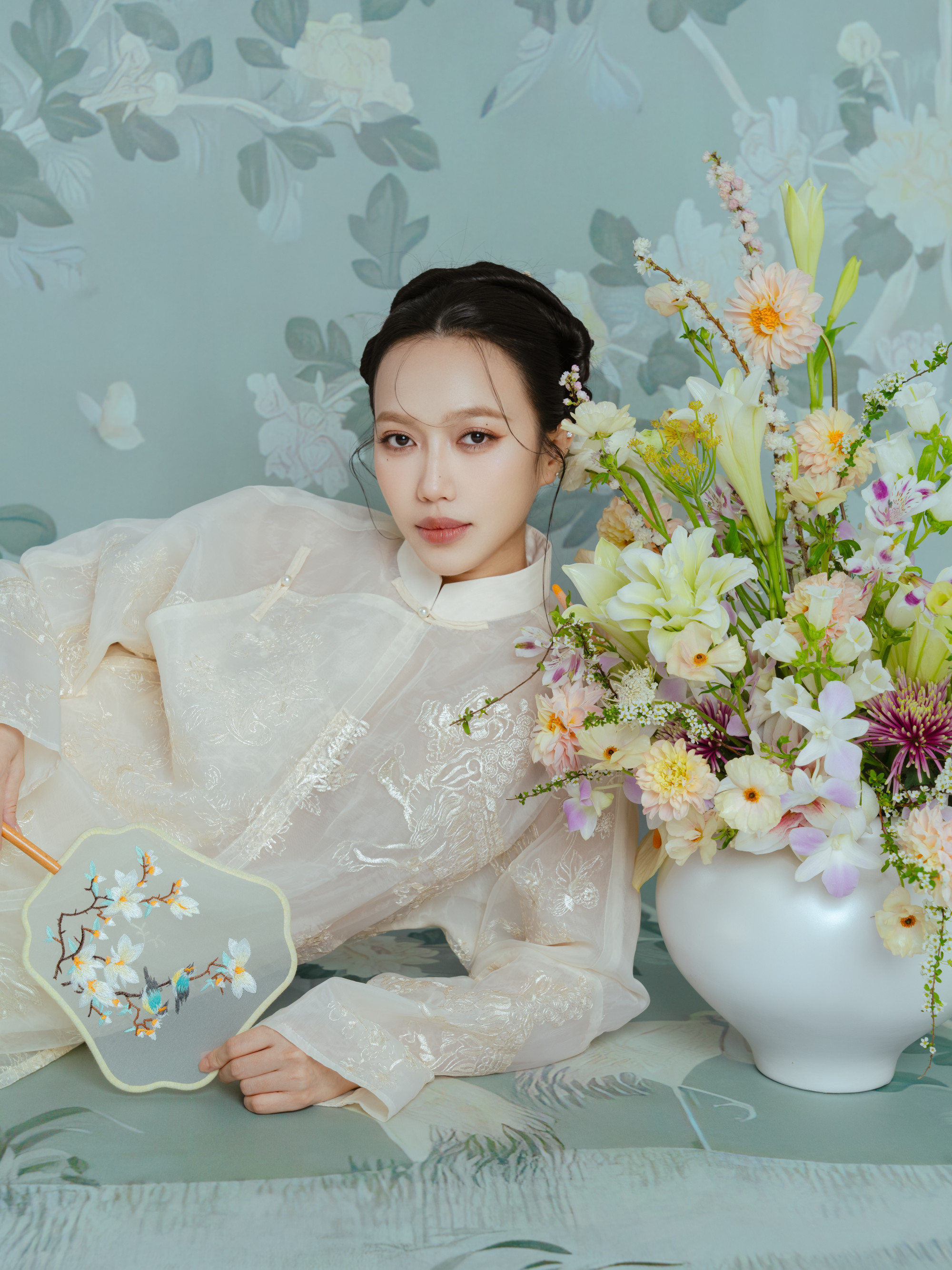 Điểm đặc biệt của sản phẩm &acirc;m nhạc đầu tay l&agrave; Diệu Nhi đ&atilde; mời 2 người bạn th&acirc;n l&agrave; Dương Ho&agrave;ng Yến v&agrave; Hậu Ho&agrave;ng c&ugrave;ng tham gia, th&agrave;nh lập nh&oacute;m nhạc mới XYNTRA.