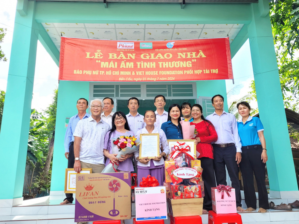 Đại diện Ban bi&ecirc;n tập B&aacute;o Phụ nữ TPHCM, mạnh thường qu&acirc;n c&ugrave;ng ch&iacute;nh quyền địa phương chung niềm hạnh ph&uacute;c với b&agrave; Nguyễn Thị Nhặt trong ng&agrave;y b&agrave;n giao m&aacute;i ấm