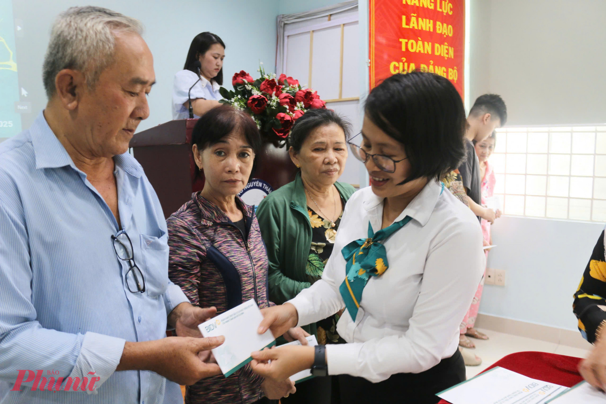 B&agrave; Nguyễn Thị Thu Giang -  Ph&oacute; gi&aacute;m đốc ng&acirc;n h&agrave;ng Thương mại cổ phần Đầu tư v&agrave; Ph&aacute;t triển Việt Nam (BIDV) trao qu&agrave; đến c&aacute;c hộ l&agrave; đồng b&agrave;o d&acirc;n tộc t&ocirc;n gi&aacute;o kh&oacute; khăn