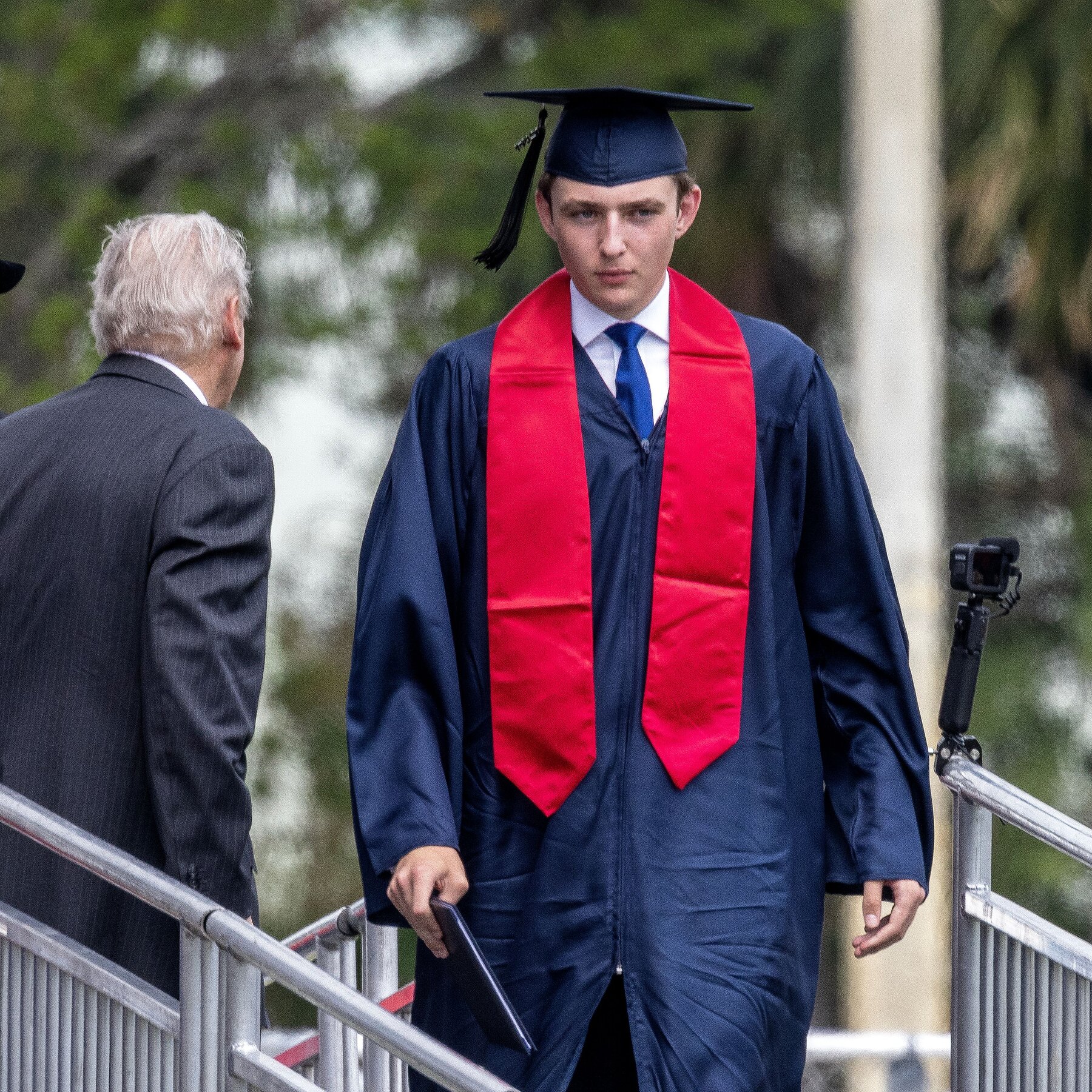 Sau khi tốt nghiệp Học viện Oxbridge v&agrave;o th&aacute;ng 5/2024, Barron quyết định kh&ocirc;ng đi theo con đường học vấn của cha. Anh kh&ocirc;ng lựa chọn Trường Kinh doanh Wharton thuộc Đại học Pennsylvania, nơi &ocirc;ng Donald Trump từng tốt nghiệp. Thay v&agrave;o đ&oacute;, Barron chọn Trường Kinh doanh của Đại học New York (NYU) để l&agrave;m nơi học tập. 
