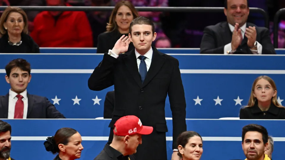 C&aacute;c th&agrave;nh vi&ecirc;n trong gia đ&igrave;nh đồng h&agrave;nh c&ugrave;ng Tổng thống Donald Trump trong lễ nhậm chức diễn ra v&agrave;o ng&agrave;y 20/1 (theo giờ Mỹ). Cả gia đ&igrave;nh đ&atilde; di chuyển từ New York (Mỹ), nơi cậu &uacute;t Barron Trump đang theo học, đến Washington D.C. để tham dự sự kiện quan trong. Tại buổi lễ,  Barron xuất hiện tại g&acirc;y ch&uacute; &yacute; với ngoại h&igrave;nh thu h&uacute;t, chiều cao hơn 2m khiến anh trở n&ecirc;n nổi bật.