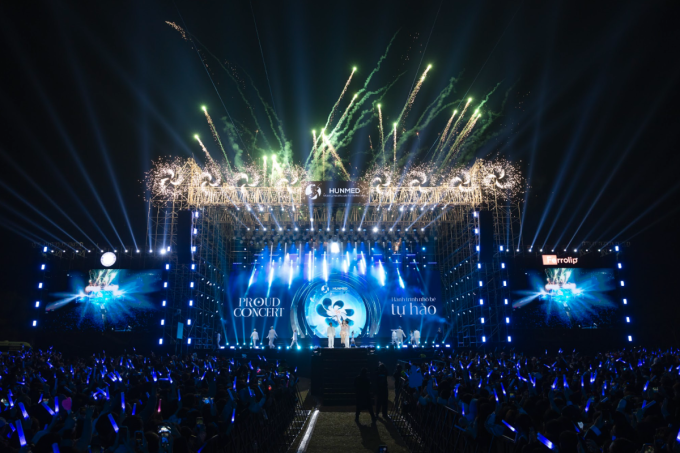 S&acirc;n khấu ho&agrave;nh tr&aacute;ng tại sự kiện Proud Concert - Ảnh: Biolizin
