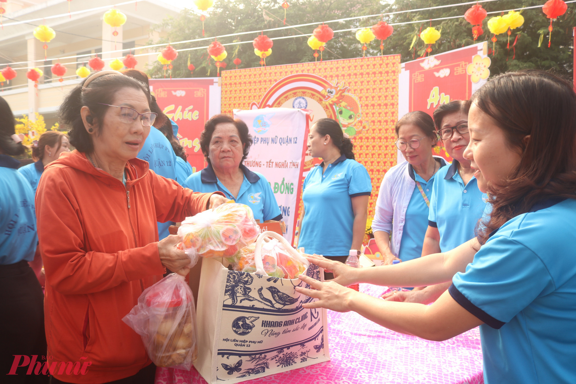 Những phần qu&agrave; thiết thực đến tay chị em trong s&aacute;ng 21/1. 