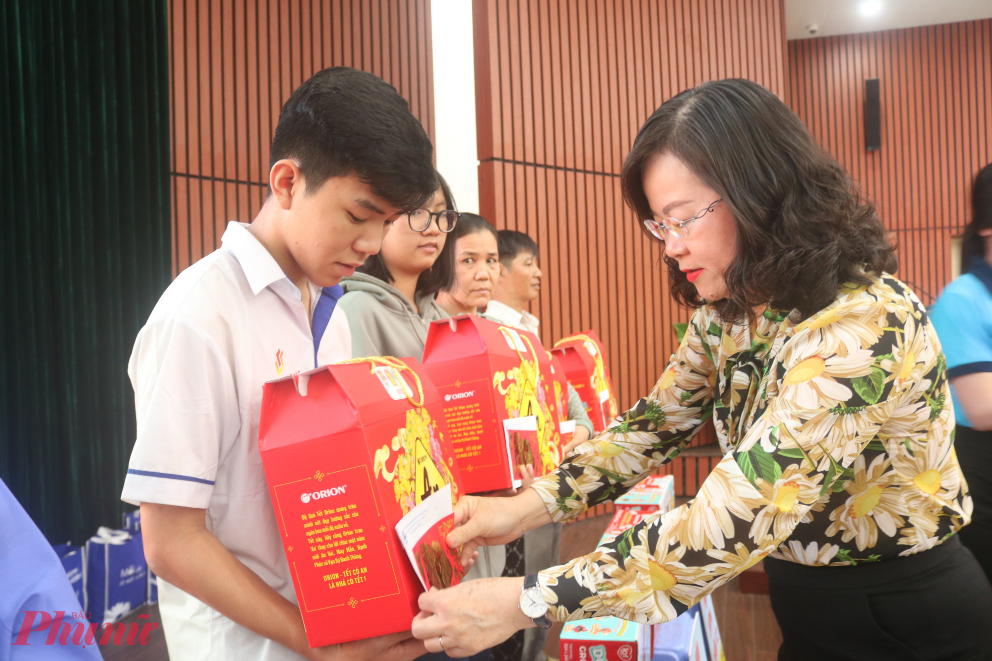 B&agrave; V&otilde; Thị Ch&iacute;nh &ndash; Ph&oacute; chủ tịch UBND quận 12 &ndash; trao qu&agrave; cho c&aacute;c em nhỏ v&agrave;o chiều 21/1.