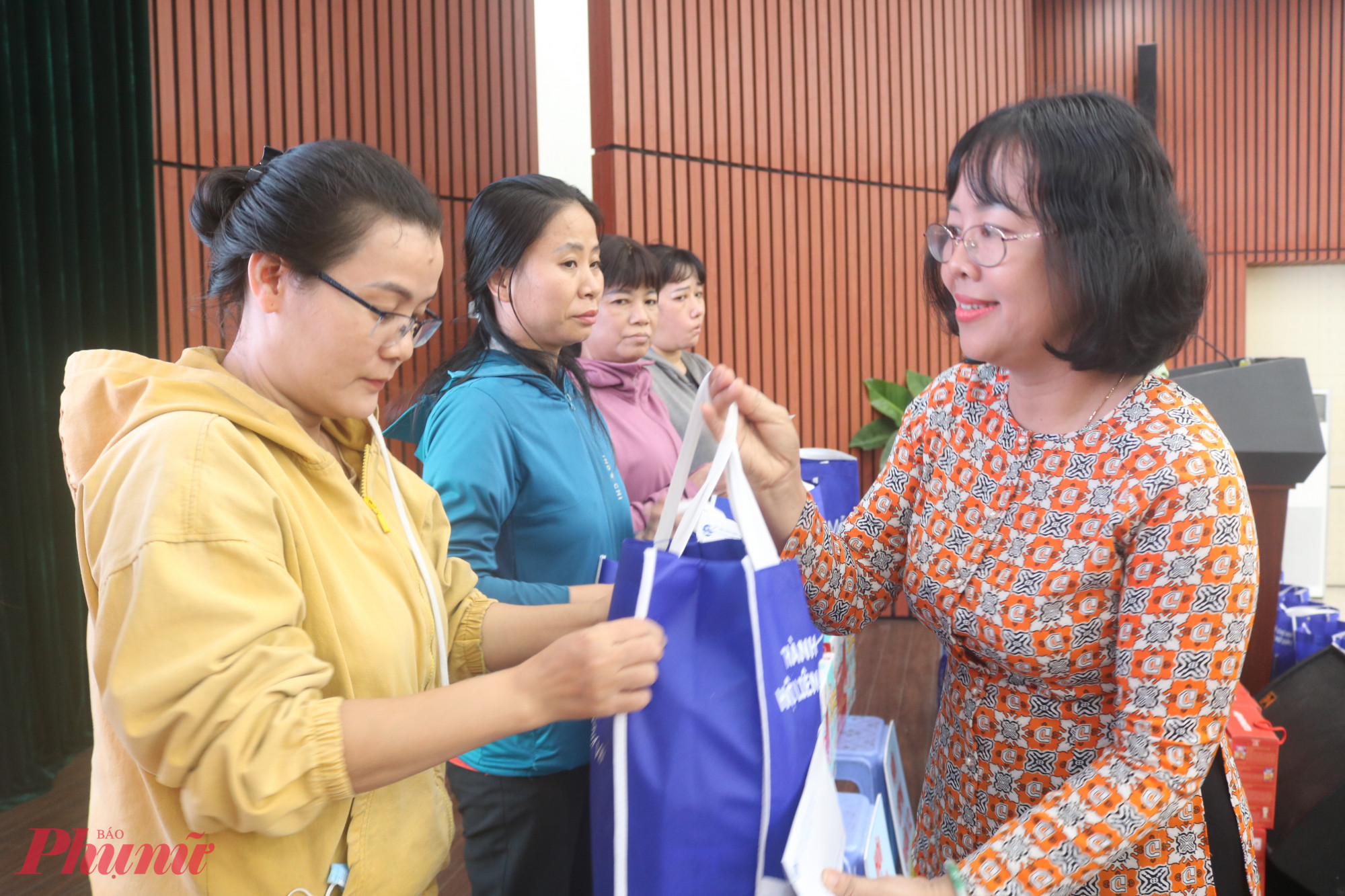 B&agrave; Nguyễn Ngọc Yến &ndash; Ph&oacute; chủ tịch Hội LHPN quận 12 &ndash; trao qu&agrave; đến c&aacute;c d&igrave;, c&aacute;c chị trong chương tr&igrave;nh chiều 21/1. 