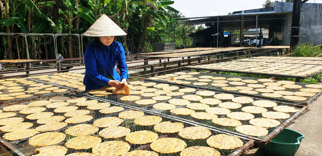 Tranh thủ nắng để phơi chuối m&ugrave;a tết 