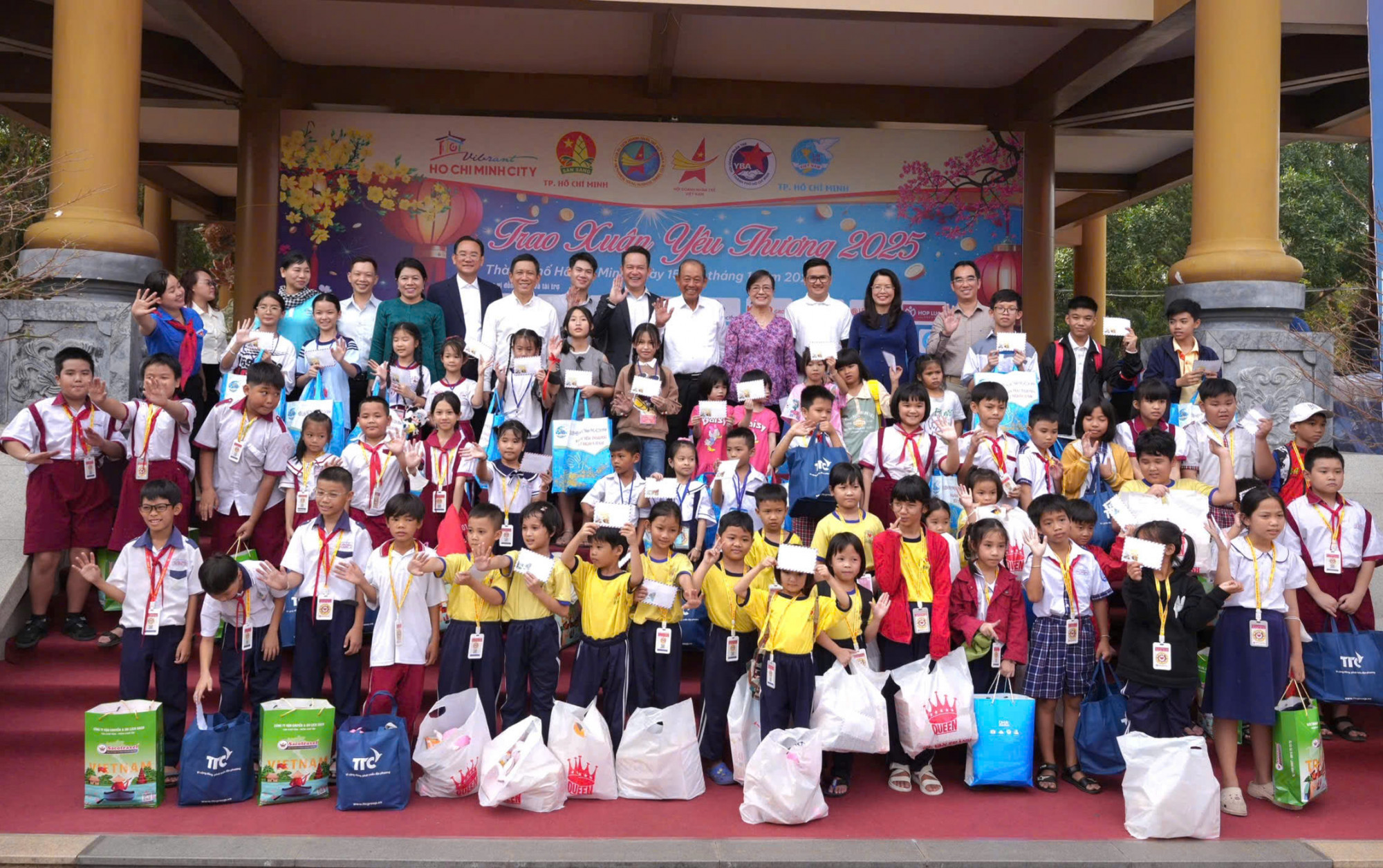Nguy&ecirc;n l&atilde;nh đạo Nh&agrave; nước, nguy&ecirc;n l&atilde;nh đạo th&agrave;nh phố v&agrave; l&atilde;nh đạo c&aacute;c đơn vị tổ chức trao qu&agrave; cho trẻ