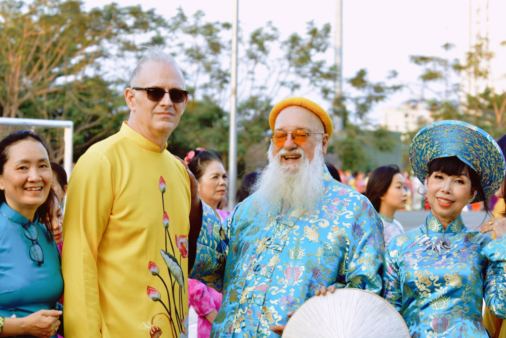&Ocirc;ng Sinel Pierre th&iacute;ch diện &aacute;o d&agrave;i c&ugrave;ng người th&acirc;n, bạn b&egrave; trong những dịp lễ hội ở TPHCM - ẢNH: T.L.