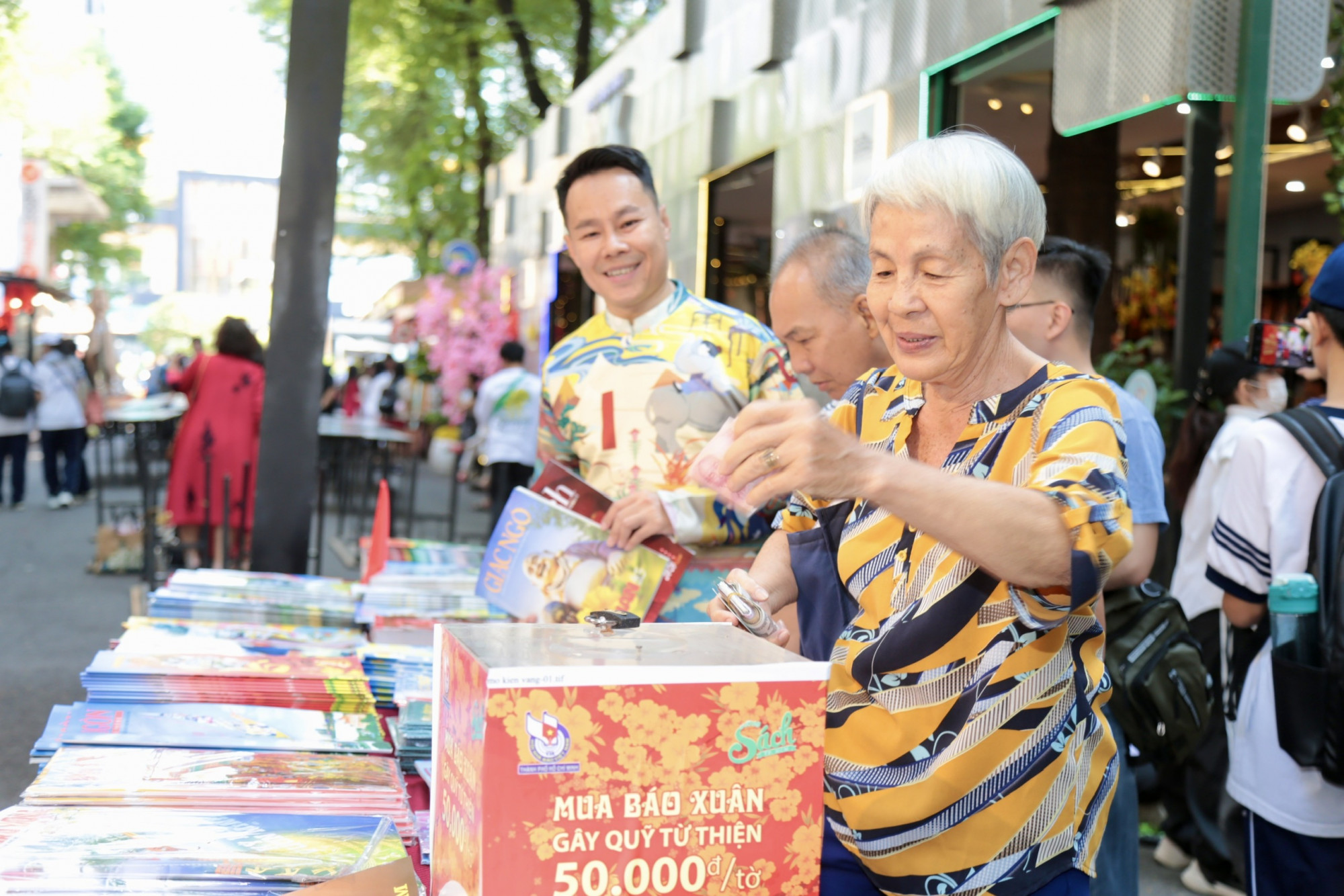 Bạn đọc hăm hở chọn mua b&aacute;o xu&acirc;n tại đường s&aacute;ch Nguyễn B&igrave;nh - Ảnh: Dũng Phương