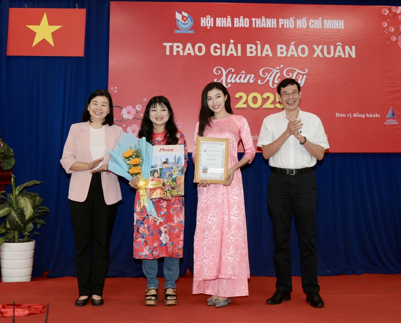 Đại diện B&aacute;o Phụ nữ TPHCM nhận giải Ba Giải B&igrave;a b&aacute;o xu&acirc;n Ất Tỵ - 2025 &ndash; Ảnh: Dũng Phương