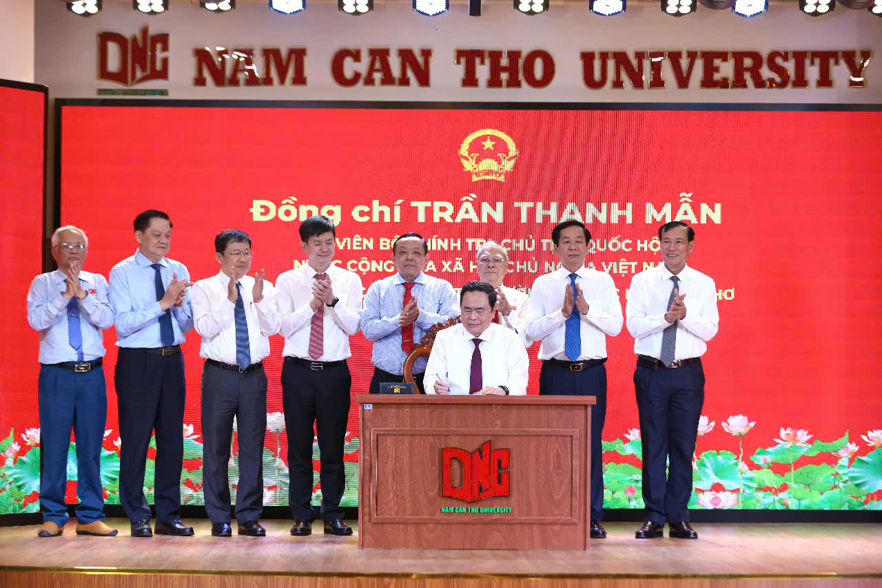 Chủ tịch Quốc hội Trần Thanh Mẫn l&agrave;m việc với Trường đại học Nam Cần Thơ v&agrave;o s&aacute;ng 22/1. Ảnh: Trung Phạm