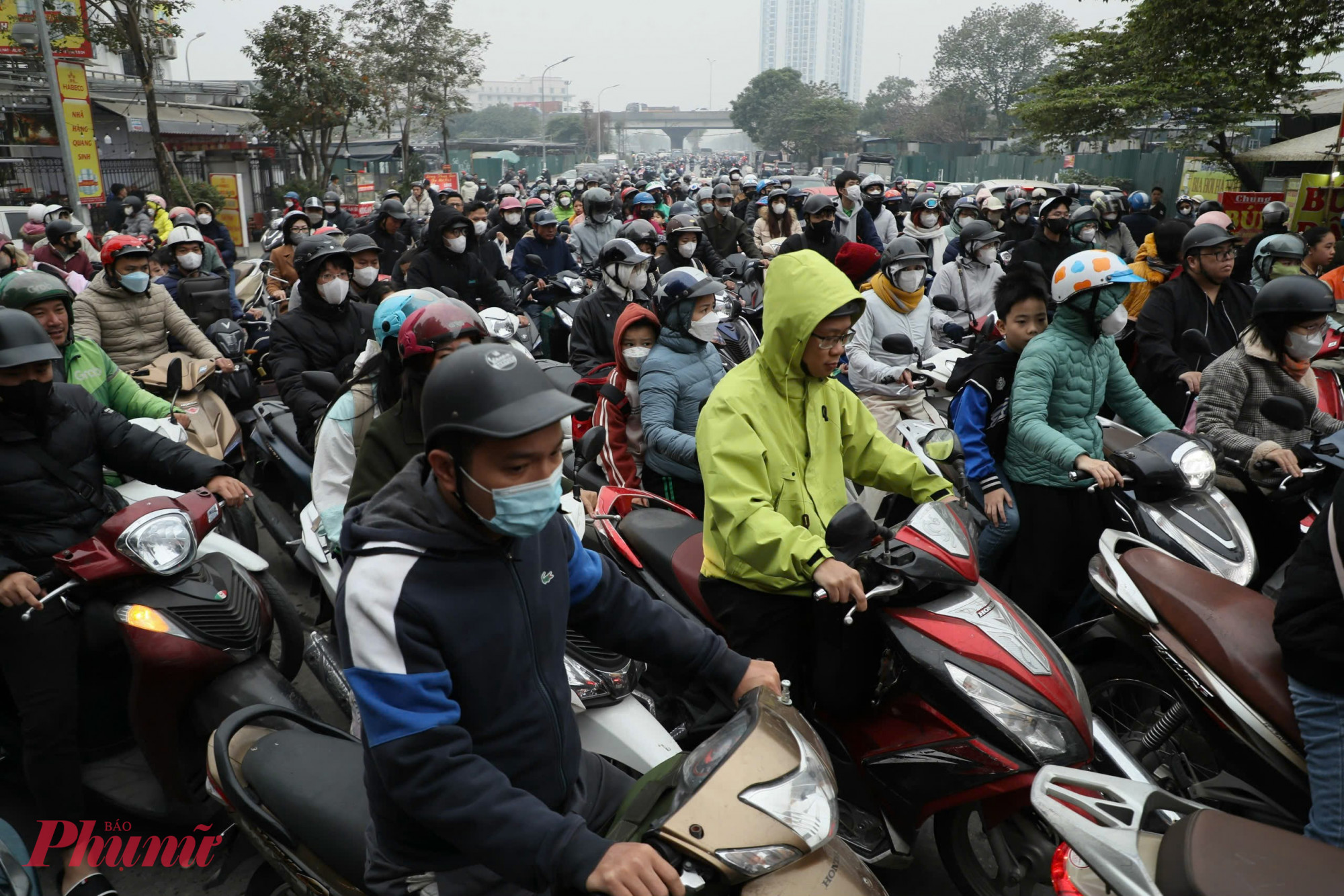 Người d&acirc;n tại TP H&agrave; Nội chờ đ&egrave;n đỏ. Ảnh: Anh Ngọc